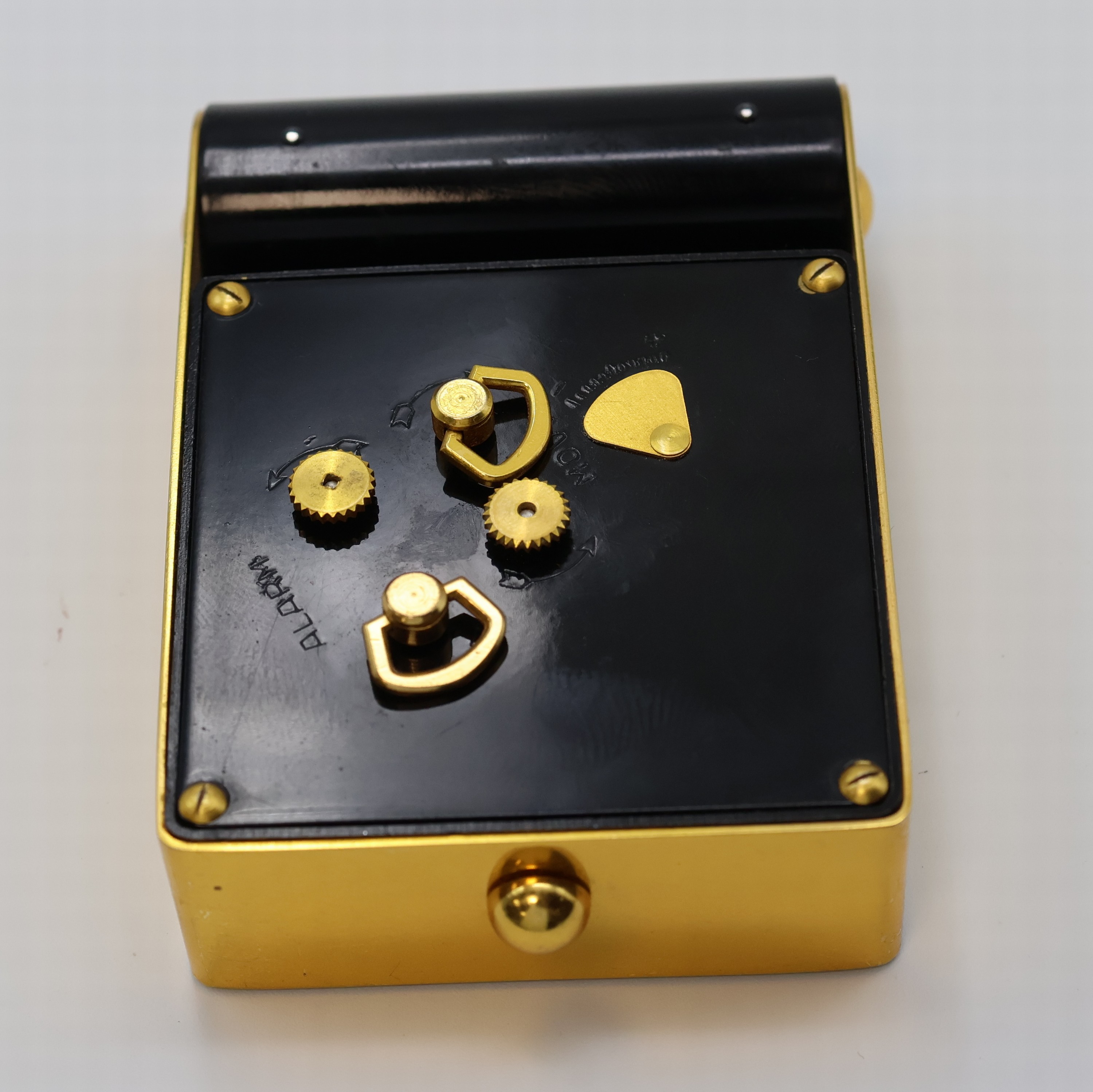 Detail f: JAEGER 2-Tage Reisewecker, Schweiz um 1950, schwarz lack. Geh., z. T. verg., aufstellbar durch Drehung des Glasschutzes, silb. Zifferbl., gold. ...