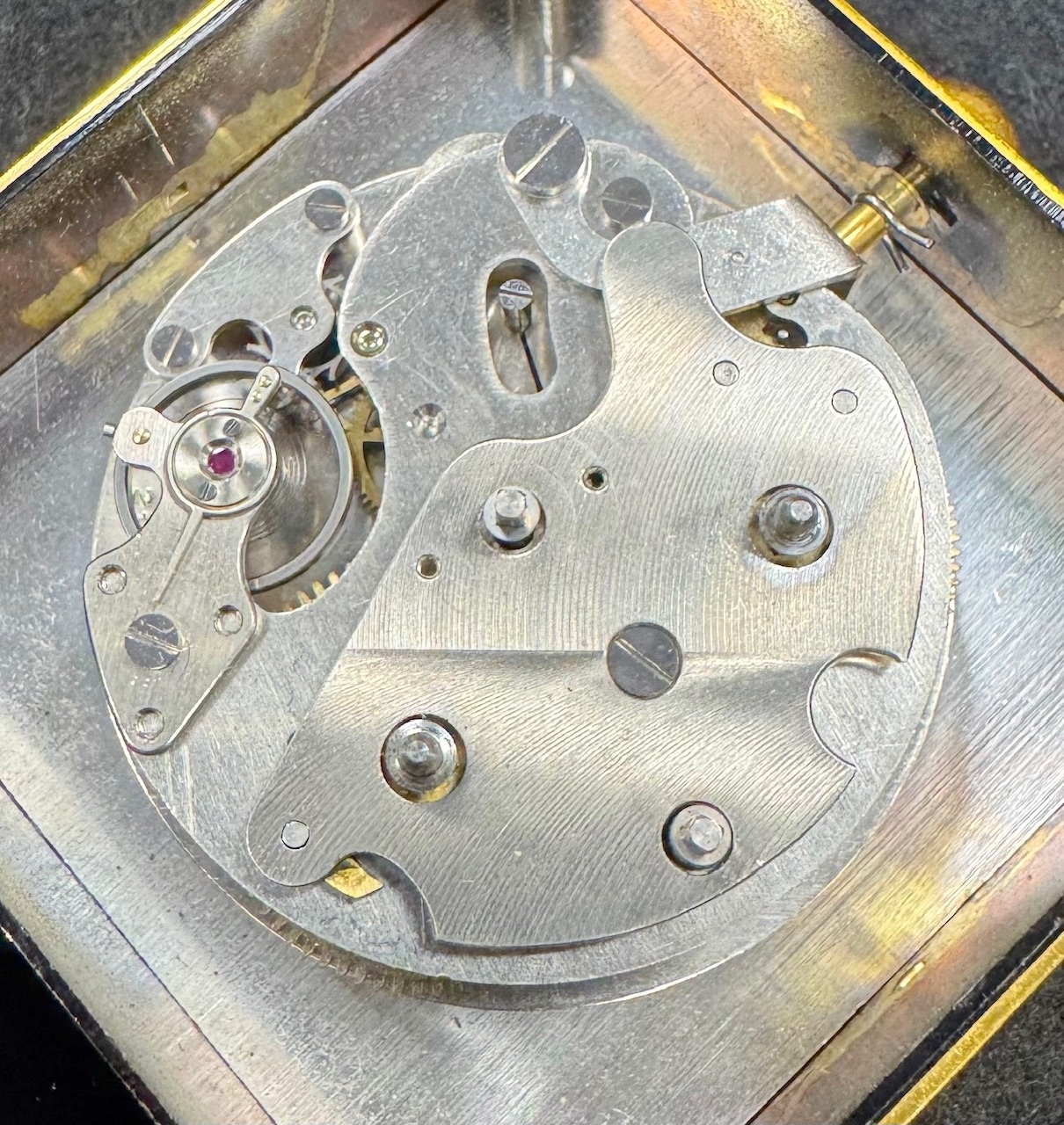 Detail g: JAEGER 2-Tage Reisewecker, Schweiz um 1950, schwarz lack. Geh., z. T. verg., aufstellbar durch Drehung des Glasschutzes, silb. Zifferbl., gold. ...