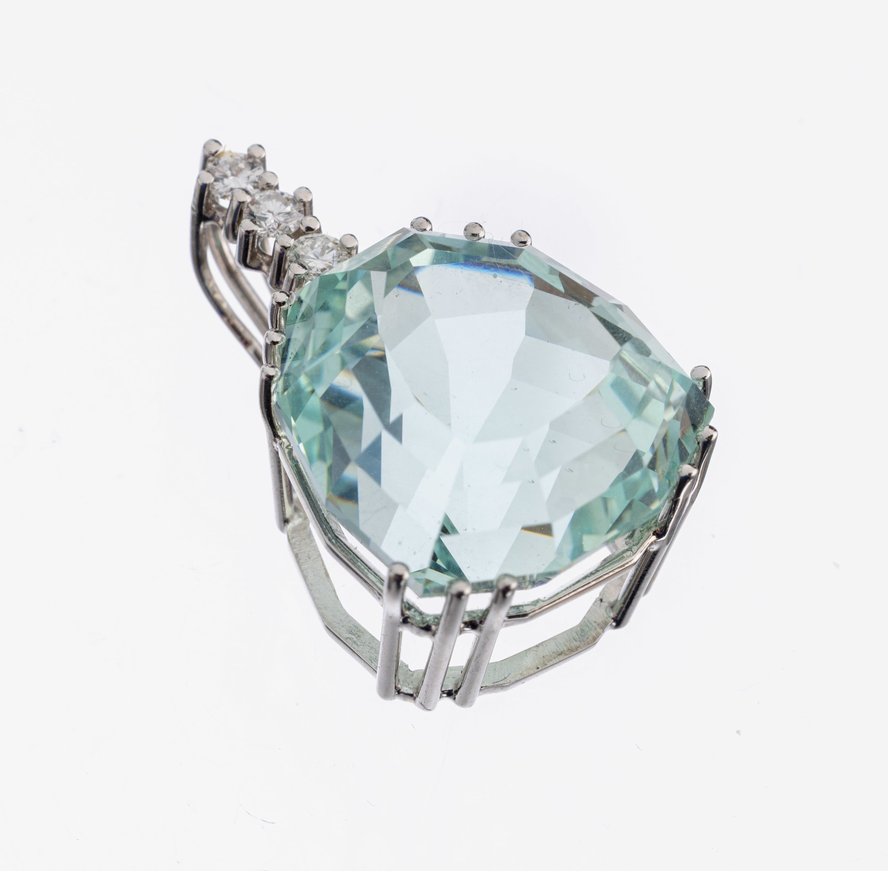 14 kt Gold Aquamarin-Brillant-Anhänger, WG 585/000, Aquamarin im Fantasieschliff ca. 12.0ct, 3 Brillanten zus. ca. 0.15 ct feines ...