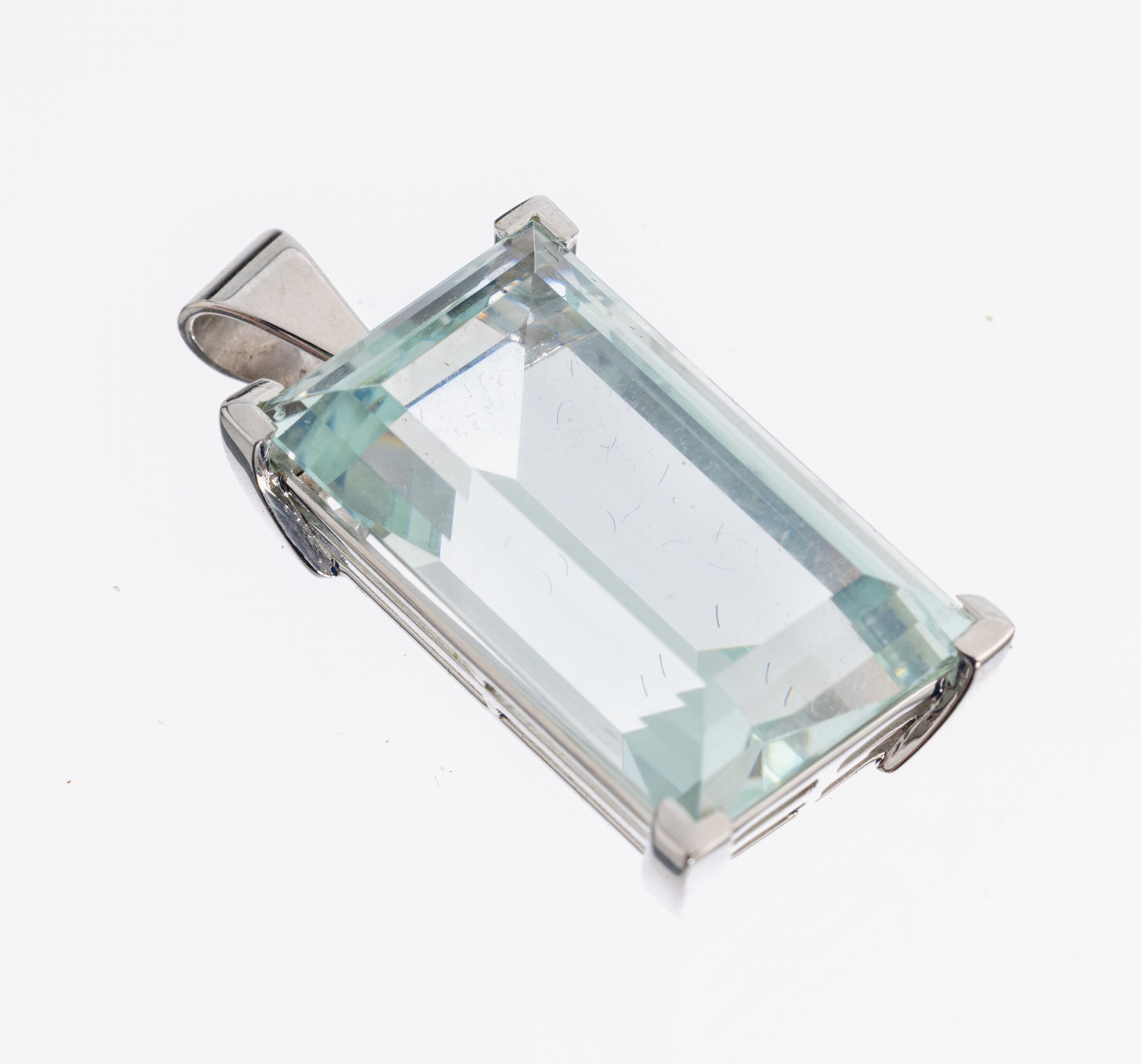 14 kt Gold Aquamarin-Anhänger, WG 585/000, facett. Aquamarin-Rechteck ca. 8.0 ct, L. ca. 3 cm, ca. 7.7 g