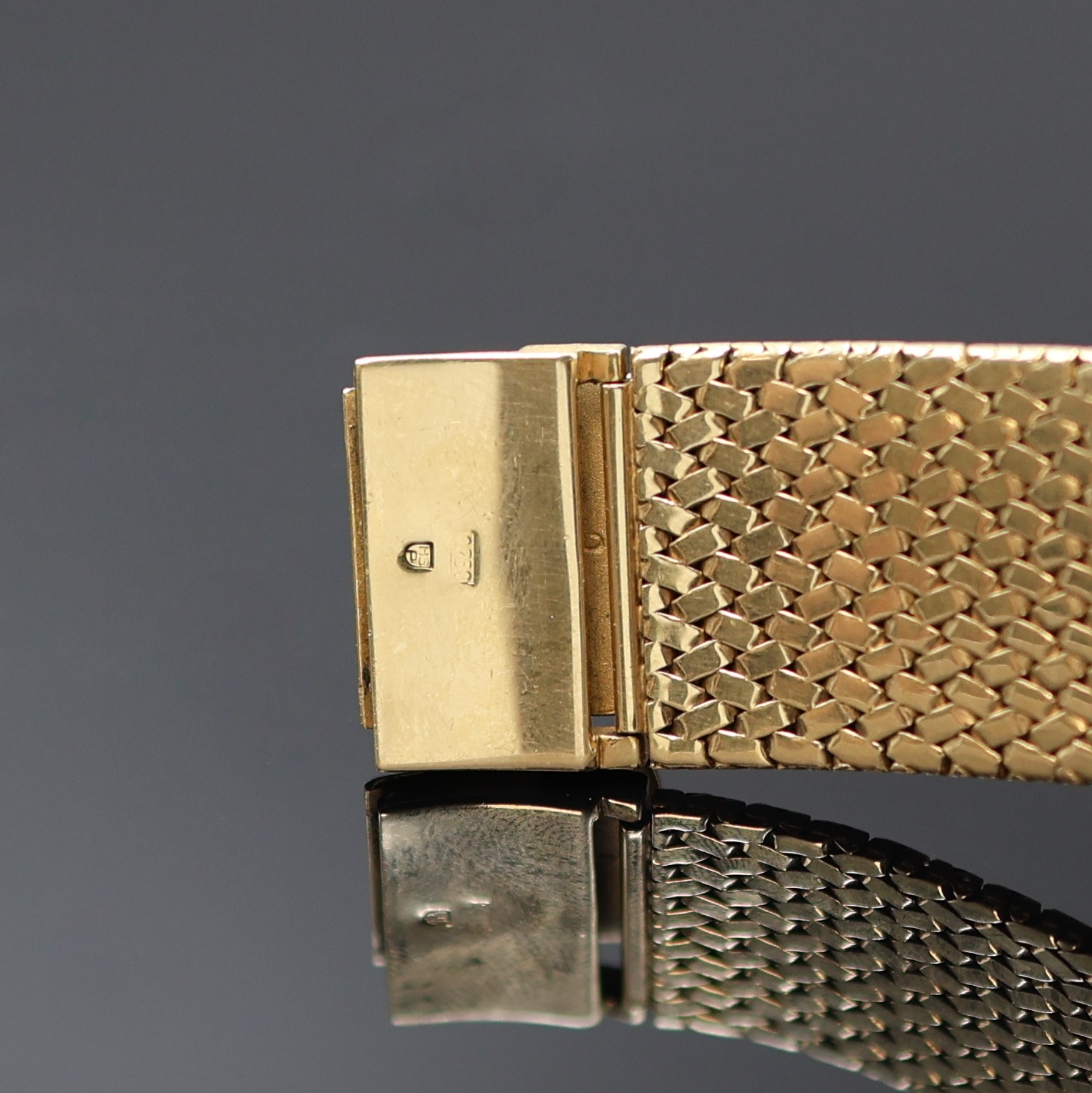 Detail b: EBEL ausgefallene und schwere Herrenarmbanduhr in GG 750/000, Schweiz um 1975, Handaufzug, 2-tlg. Geh., Boden 4-fach verschr., integr. Milanaiseband, ...