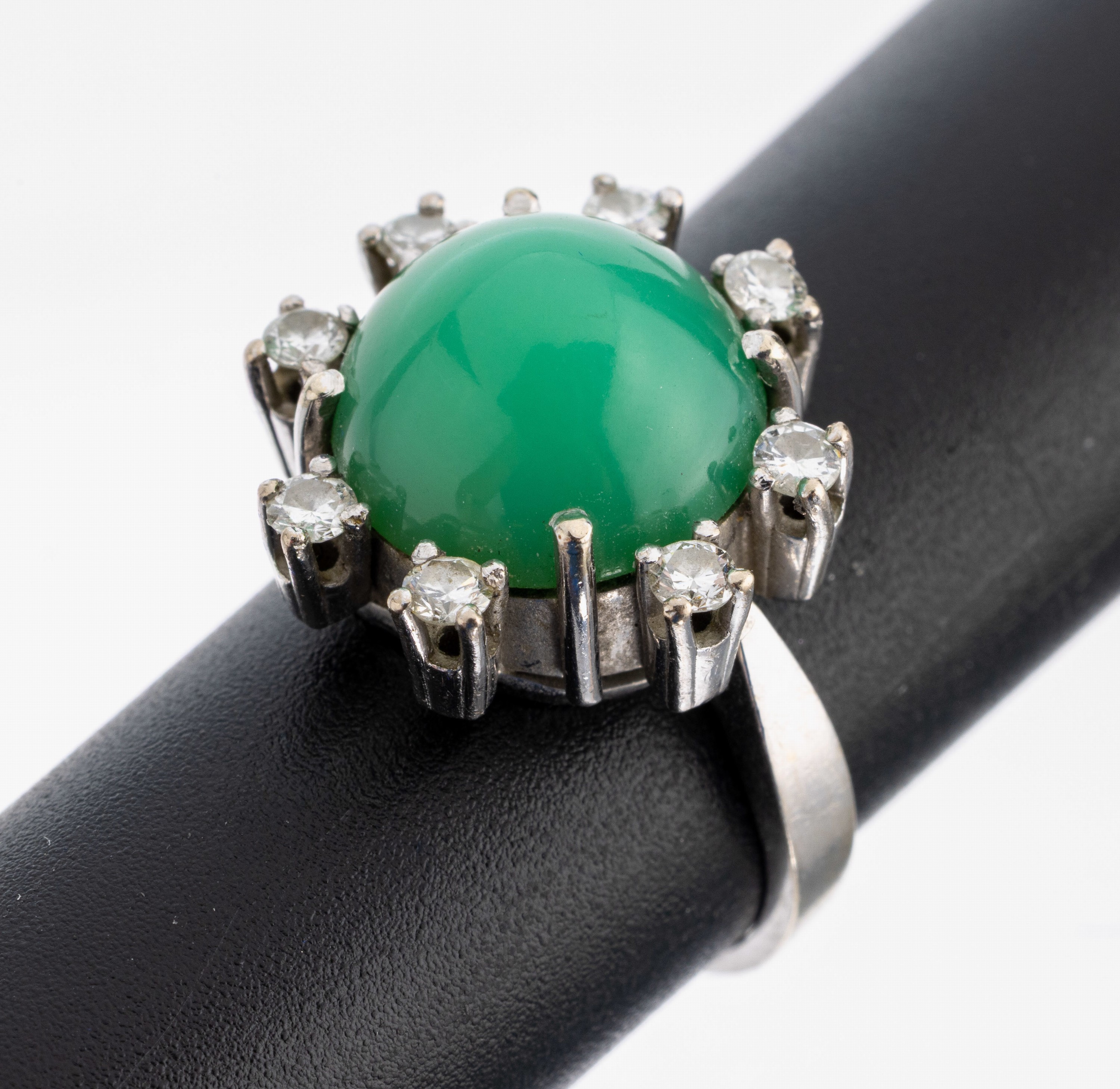 14 kt Gold Chrysopras-Brillant-Ring, WG 585/000, Chrysoprascabochon ca. 5.0 ct, umgeben von 8 Brillanten zus. ca. 0.40 ct Weiß/si, RW 51, ca. 6.2 g