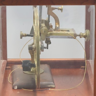 26987064i - Wälzmaschine mit aufwendigem späteren Glaskasten, um 1900, Messing-Maschine auf orig. ...