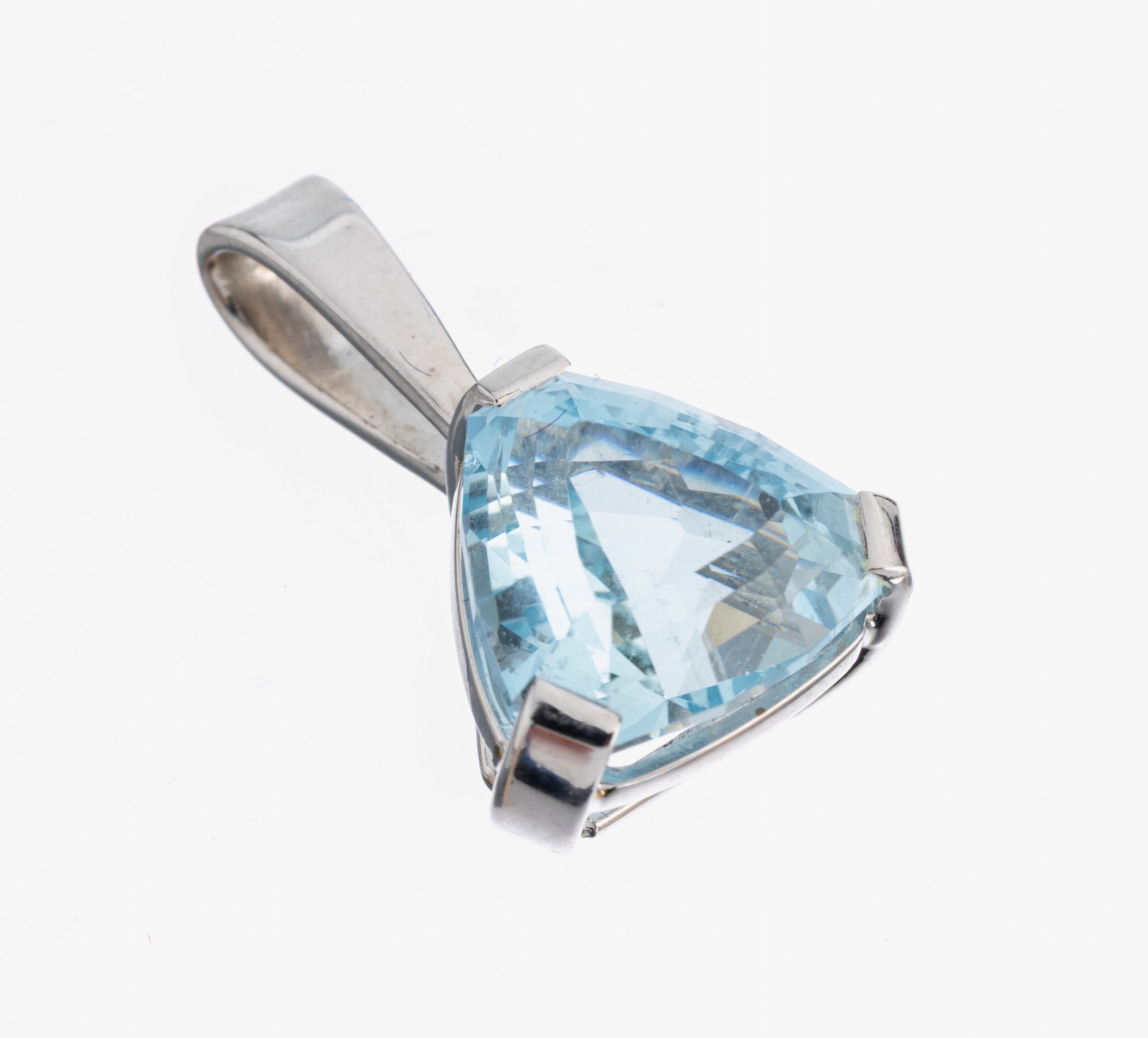 14 kt Gold Aquamarin-Anhänger, WG 585/000, Aquamarin-Triangel ca. 2.0 ct, L. ca. 2 cm, ca. 2.1 g