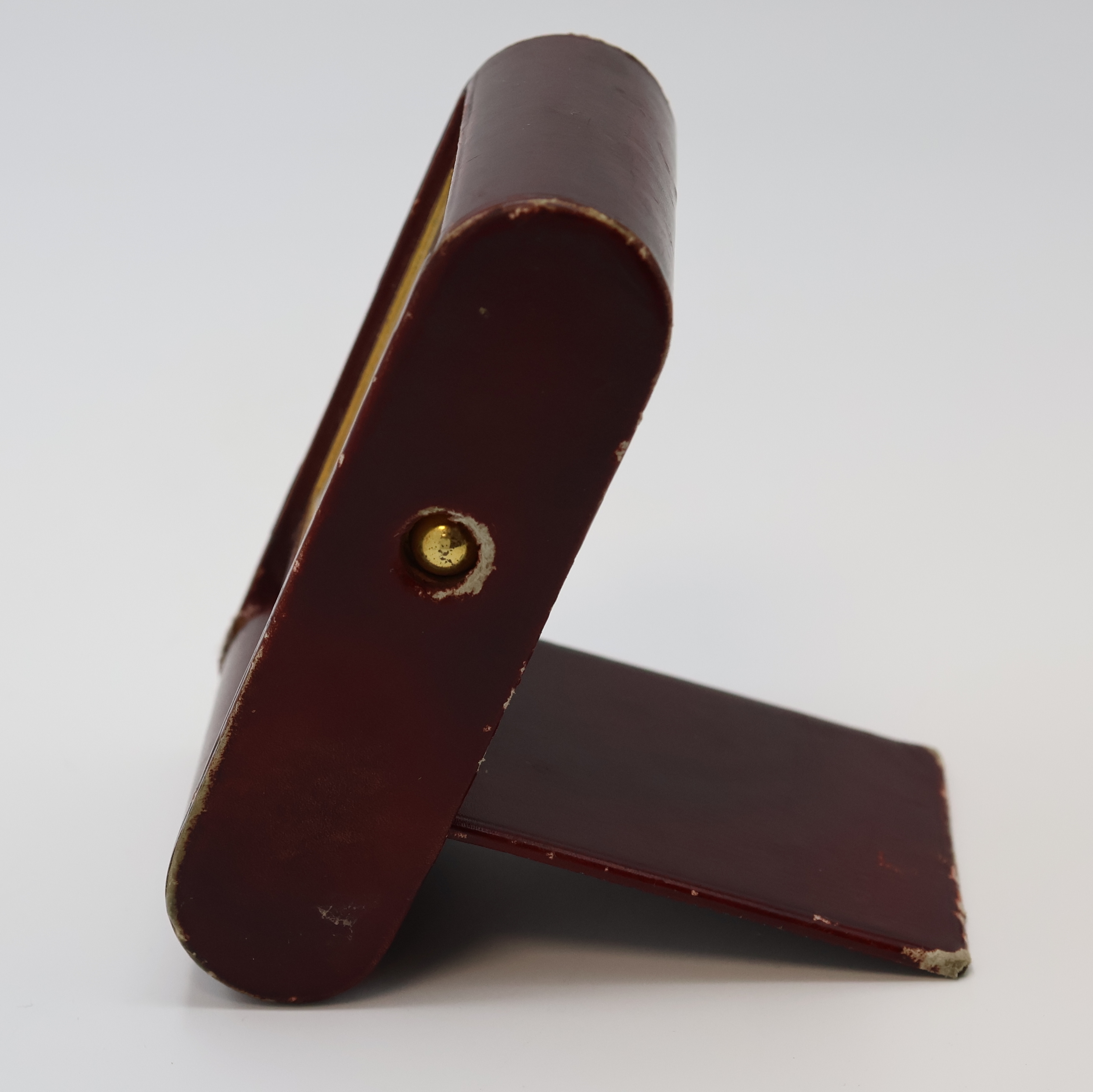 Detail a: JAEGER 2-Tage Reisewecker, Schweiz um 1940, Leder-bezogenes Metall/Holz-Geh. berieb., z. T. verg., aufstellbar durch Drehung des Glasschutzes, ...