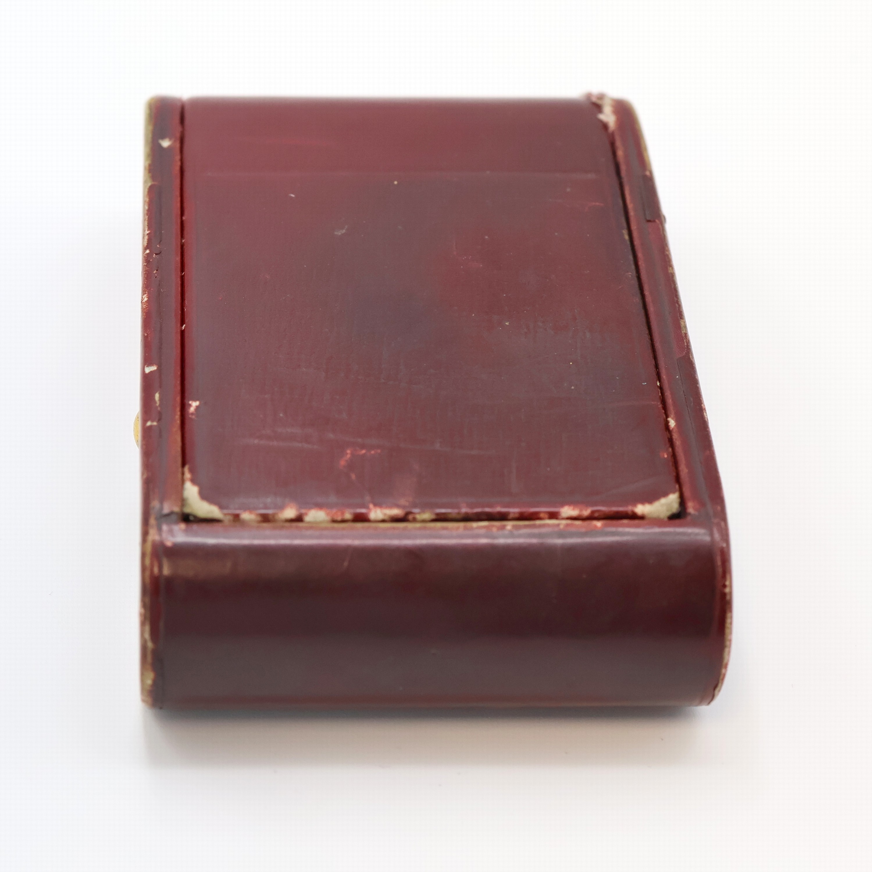 Detail d: JAEGER 2-Tage Reisewecker, Schweiz um 1940, Leder-bezogenes Metall/Holz-Geh. berieb., z. T. verg., aufstellbar durch Drehung des Glasschutzes, ...