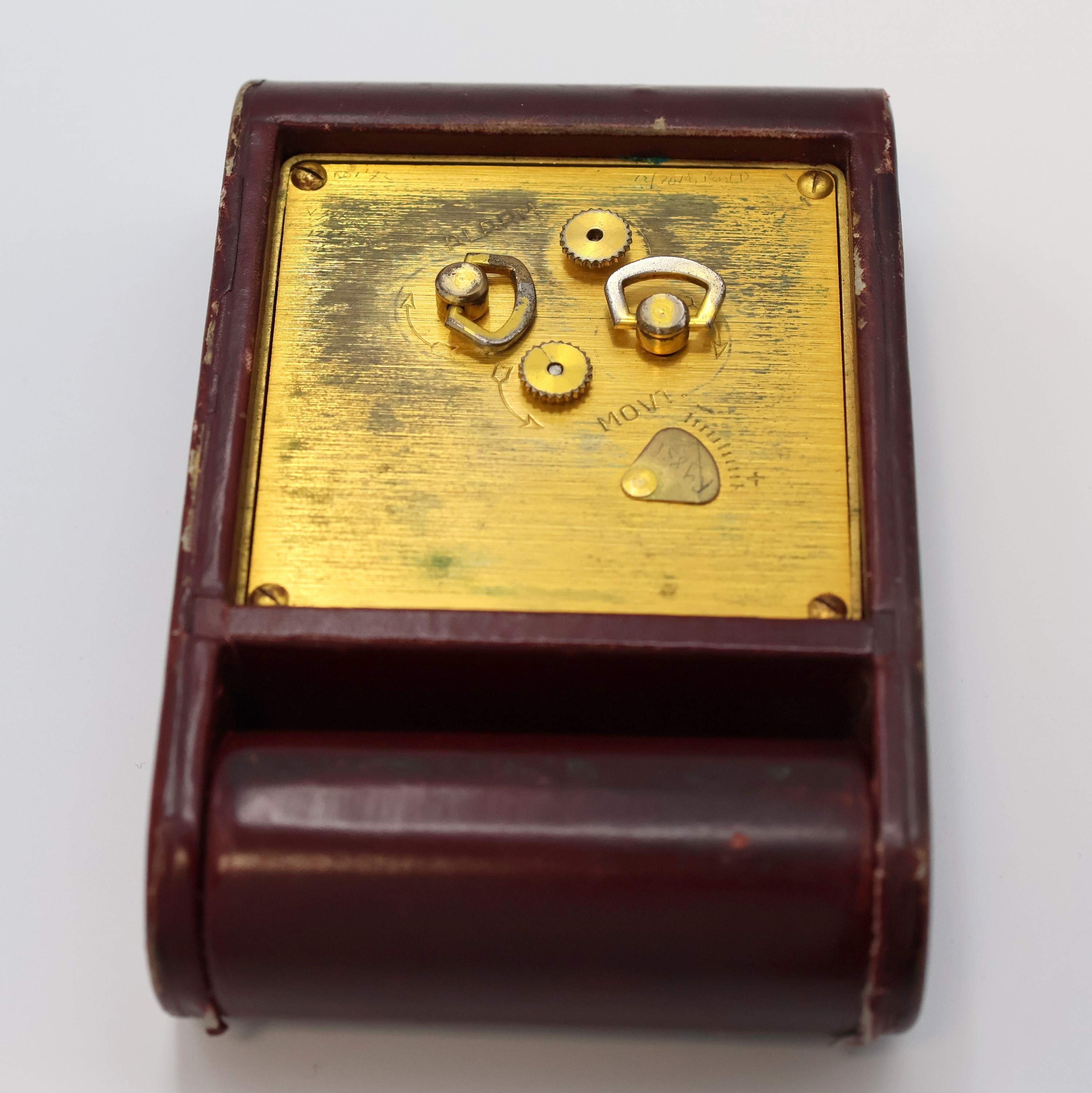Detail e: JAEGER 2-Tage Reisewecker, Schweiz um 1940, Leder-bezogenes Metall/Holz-Geh. berieb., z. T. verg., aufstellbar durch Drehung des Glasschutzes, ...