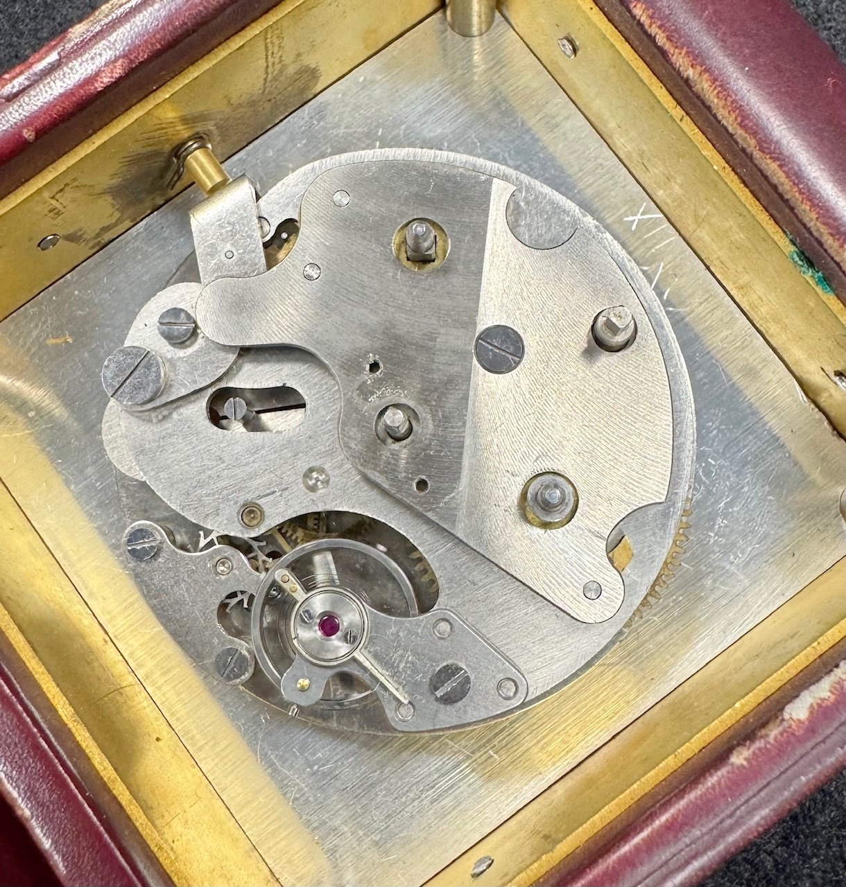 Detail f: JAEGER 2-Tage Reisewecker, Schweiz um 1940, Leder-bezogenes Metall/Holz-Geh. berieb., z. T. verg., aufstellbar durch Drehung des Glasschutzes, ...