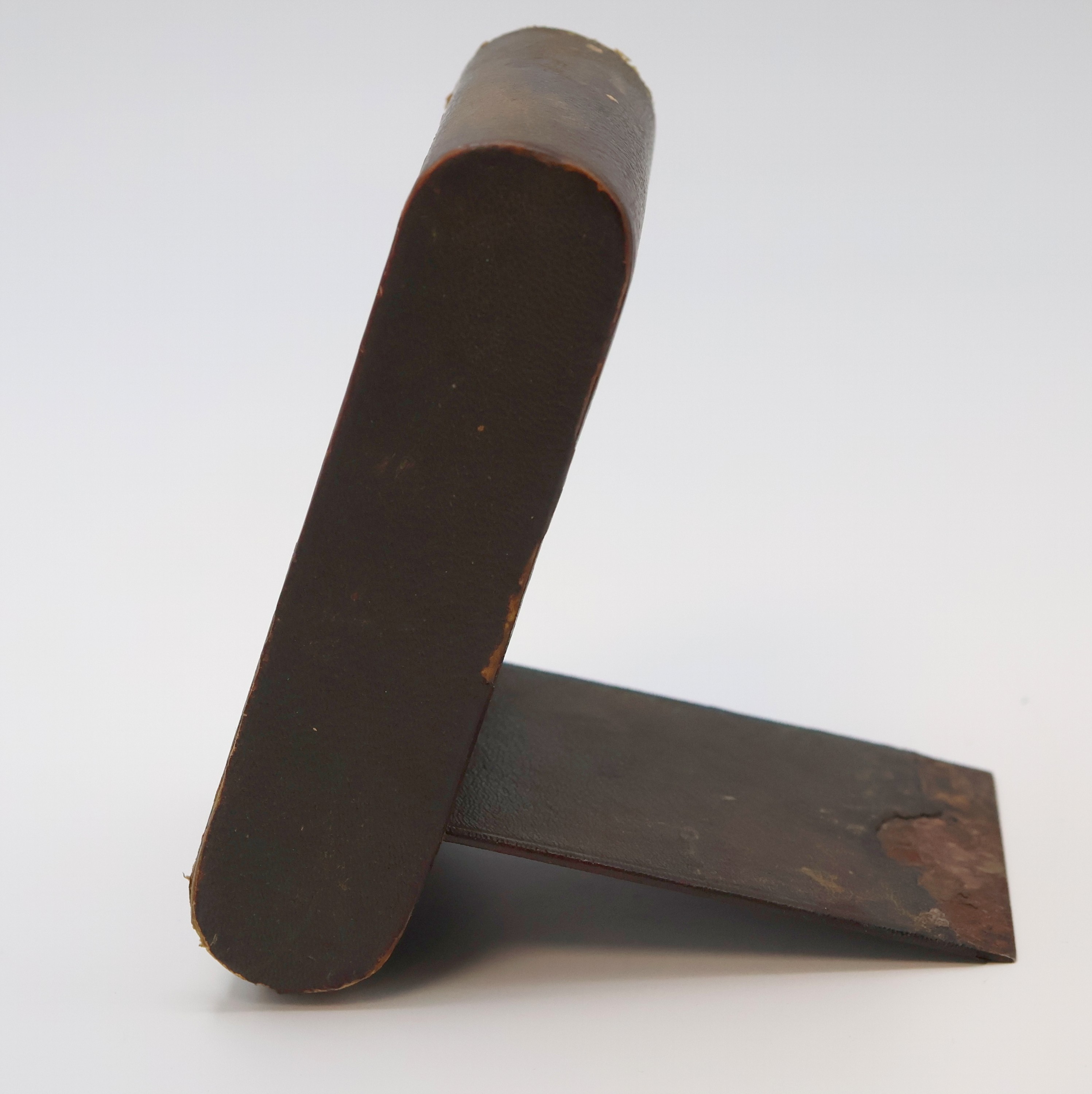 Detail a: JAEGER 2-Tage Reisewecker, Schweiz um 1935, Leder-bezogenes Metall/Holz-Geh. teils zu ers./stark berieb., aufstellbar durch Drehung des Glasschutzes, ...