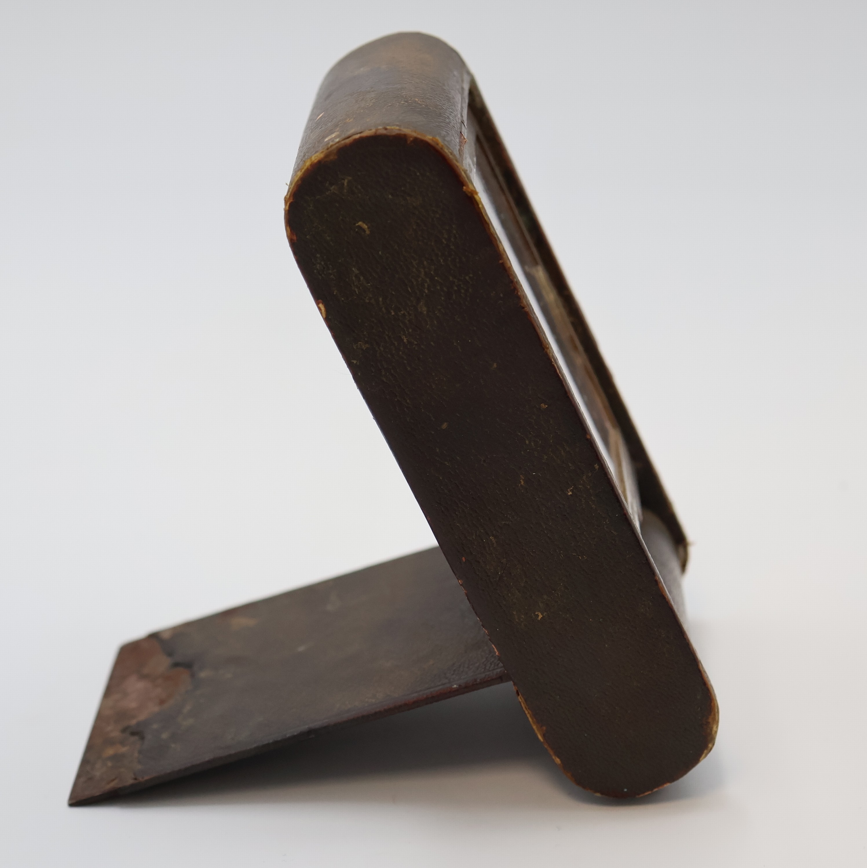 Detail b: JAEGER 2-Tage Reisewecker, Schweiz um 1935, Leder-bezogenes Metall/Holz-Geh. teils zu ers./stark berieb., aufstellbar durch Drehung des Glasschutzes, ...