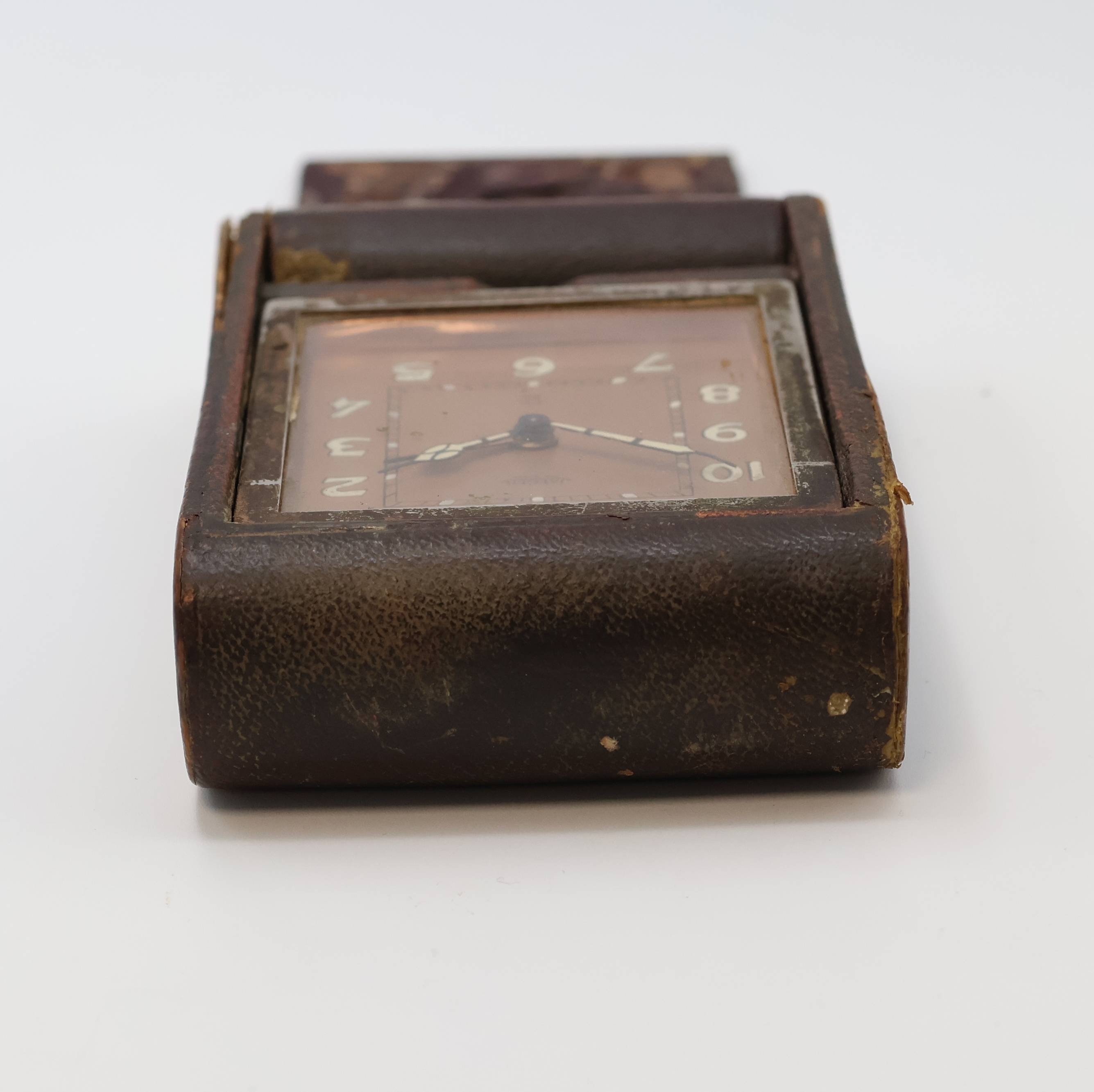 Detail c: JAEGER 2-Tage Reisewecker, Schweiz um 1935, Leder-bezogenes Metall/Holz-Geh. teils zu ers./stark berieb., aufstellbar durch Drehung des Glasschutzes, ...