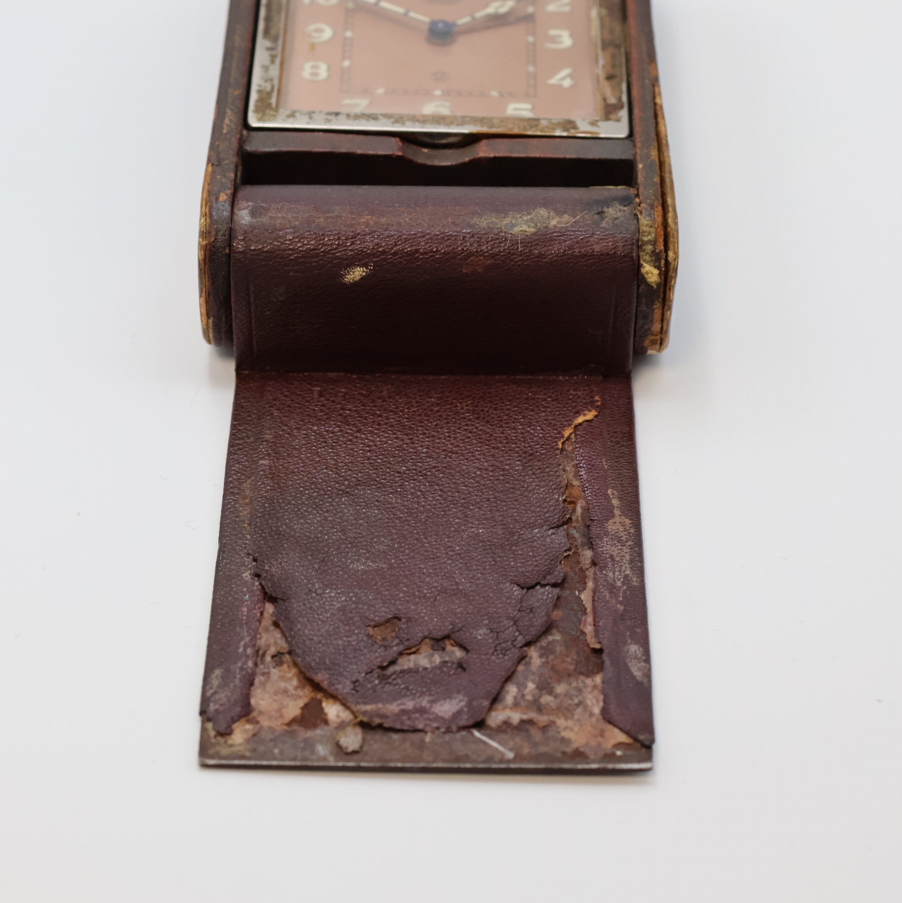 Detail d: JAEGER 2-Tage Reisewecker, Schweiz um 1935, Leder-bezogenes Metall/Holz-Geh. teils zu ers./stark berieb., aufstellbar durch Drehung des Glasschutzes, ...