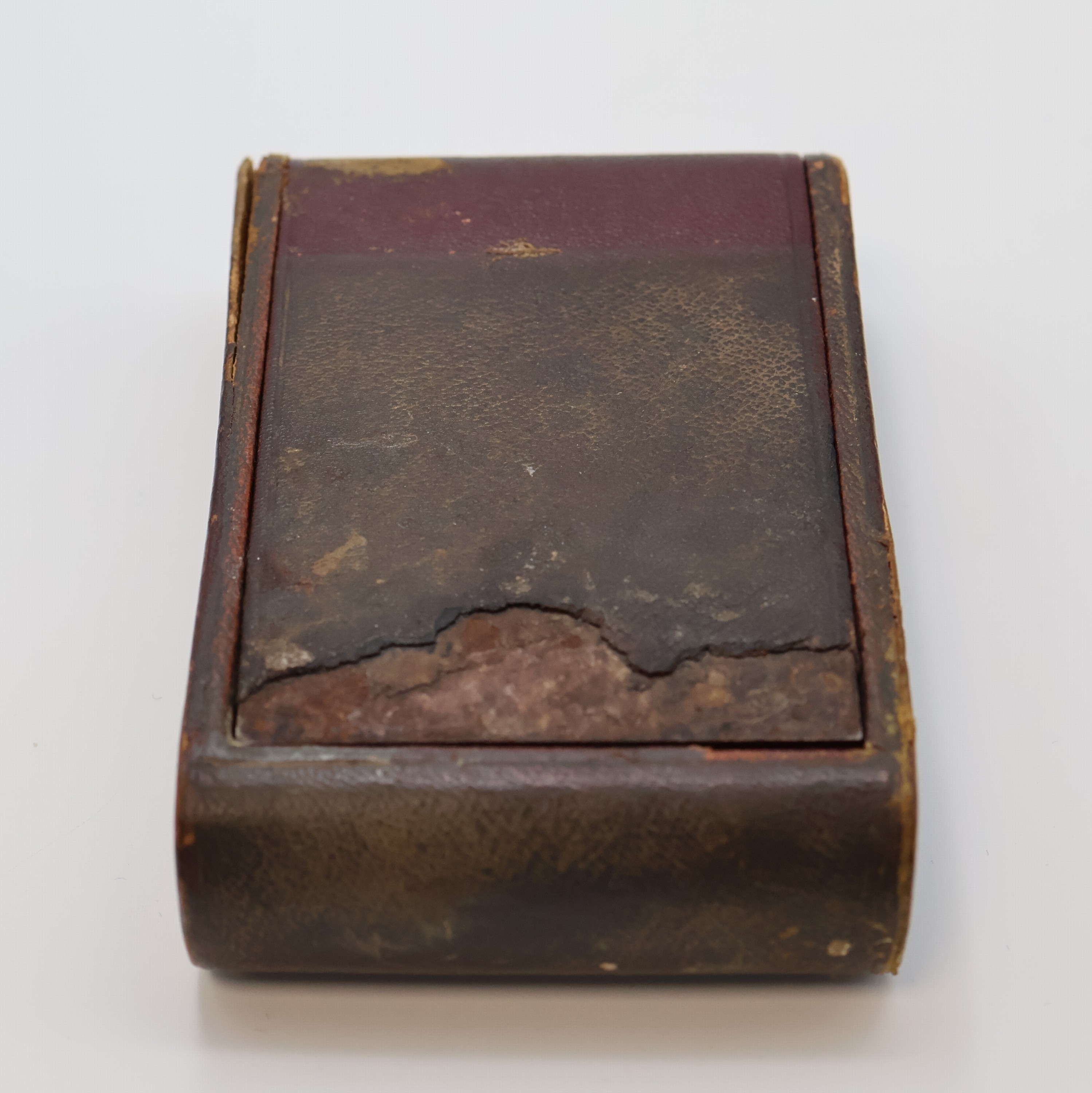 Detail e: JAEGER 2-Tage Reisewecker, Schweiz um 1935, Leder-bezogenes Metall/Holz-Geh. teils zu ers./stark berieb., aufstellbar durch Drehung des Glasschutzes, ...