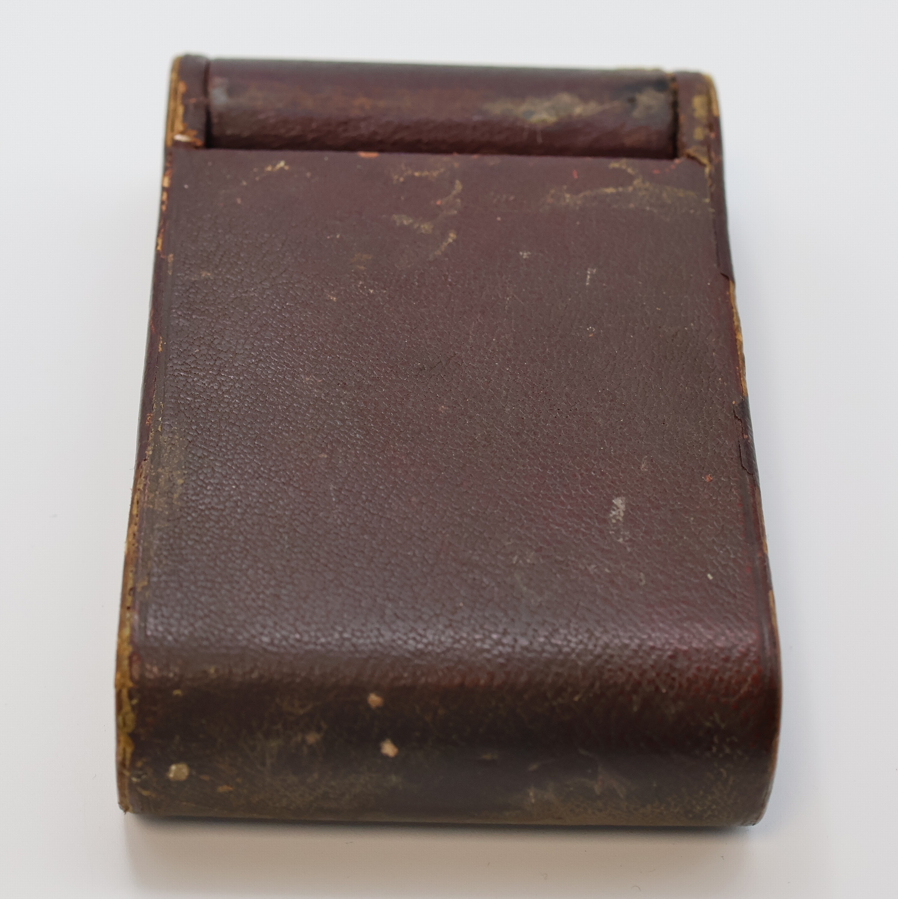 Detail f: JAEGER 2-Tage Reisewecker, Schweiz um 1935, Leder-bezogenes Metall/Holz-Geh. teils zu ers./stark berieb., aufstellbar durch Drehung des Glasschutzes, ...