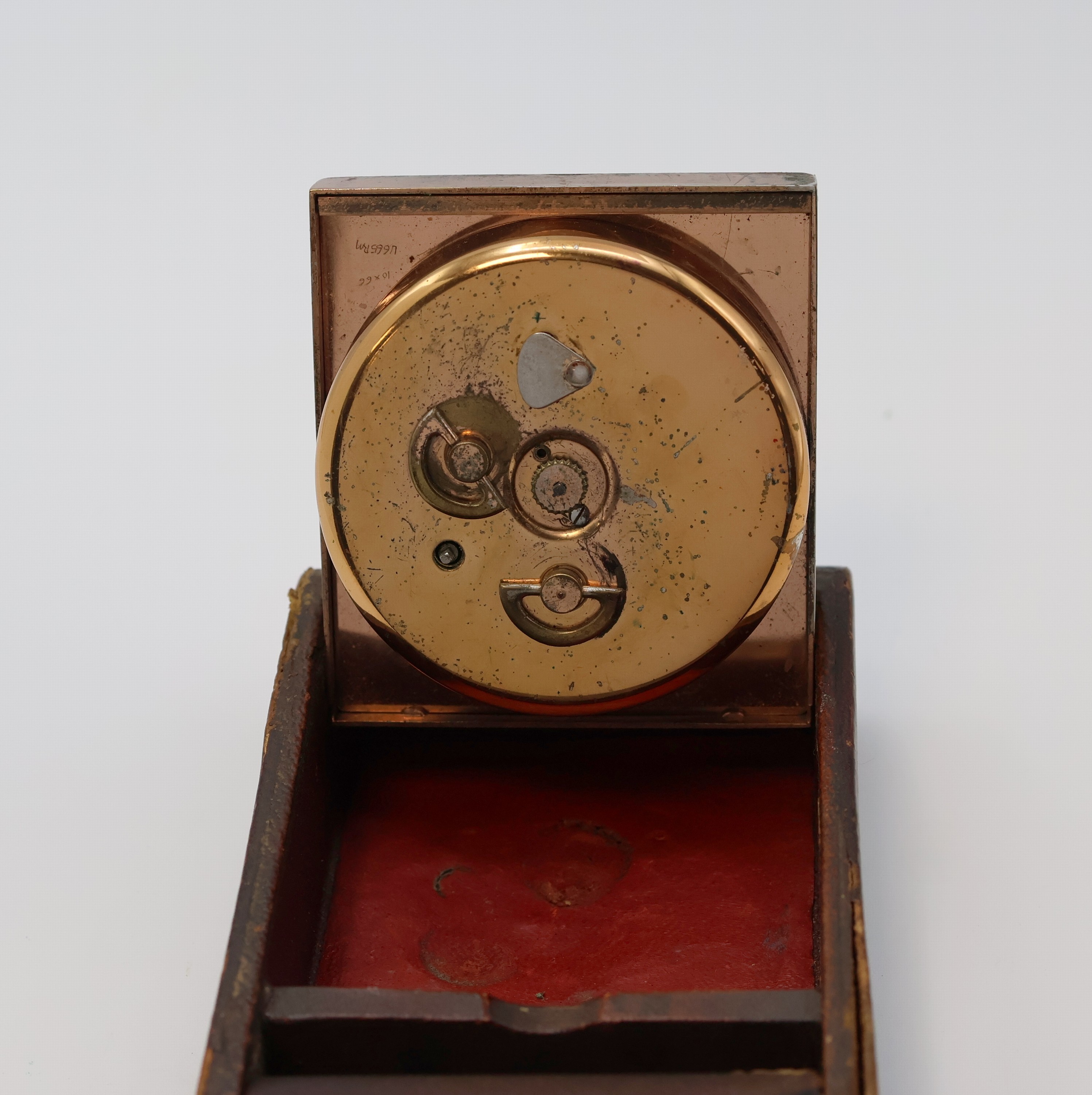 Detail g: JAEGER 2-Tage Reisewecker, Schweiz um 1935, Leder-bezogenes Metall/Holz-Geh. teils zu ers./stark berieb., aufstellbar durch Drehung des Glasschutzes, ...