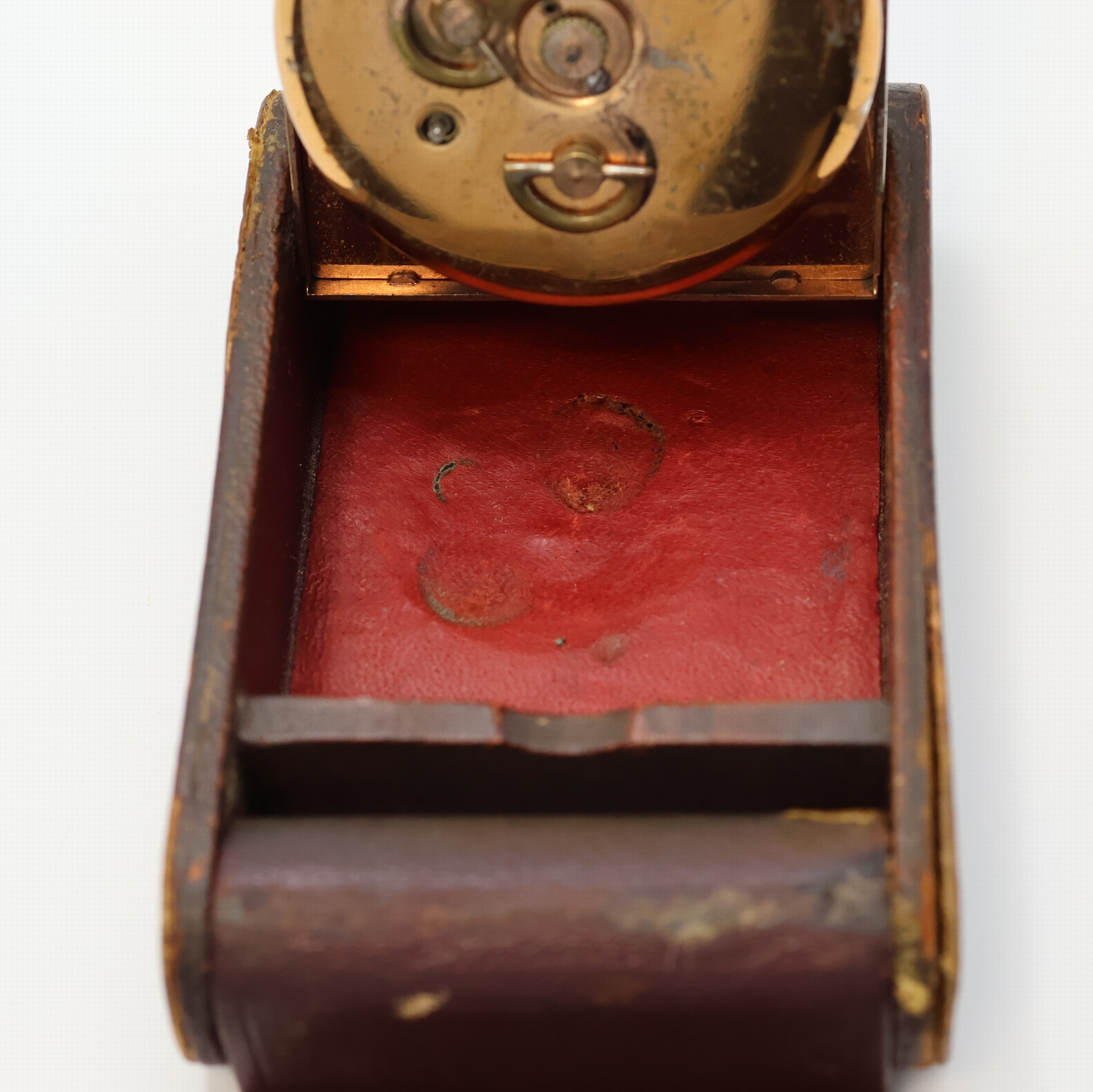 Detail h: JAEGER 2-Tage Reisewecker, Schweiz um 1935, Leder-bezogenes Metall/Holz-Geh. teils zu ers./stark berieb., aufstellbar durch Drehung des Glasschutzes, ...