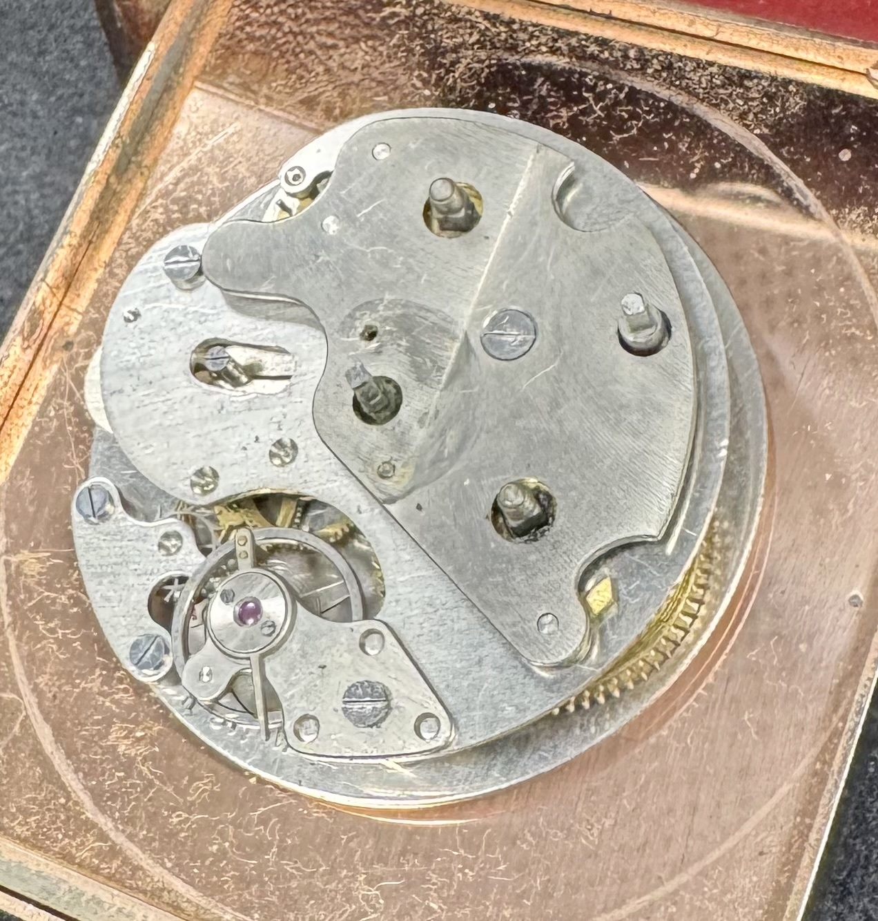 Detail i: JAEGER 2-Tage Reisewecker, Schweiz um 1935, Leder-bezogenes Metall/Holz-Geh. teils zu ers./stark berieb., aufstellbar durch Drehung des Glasschutzes, ...