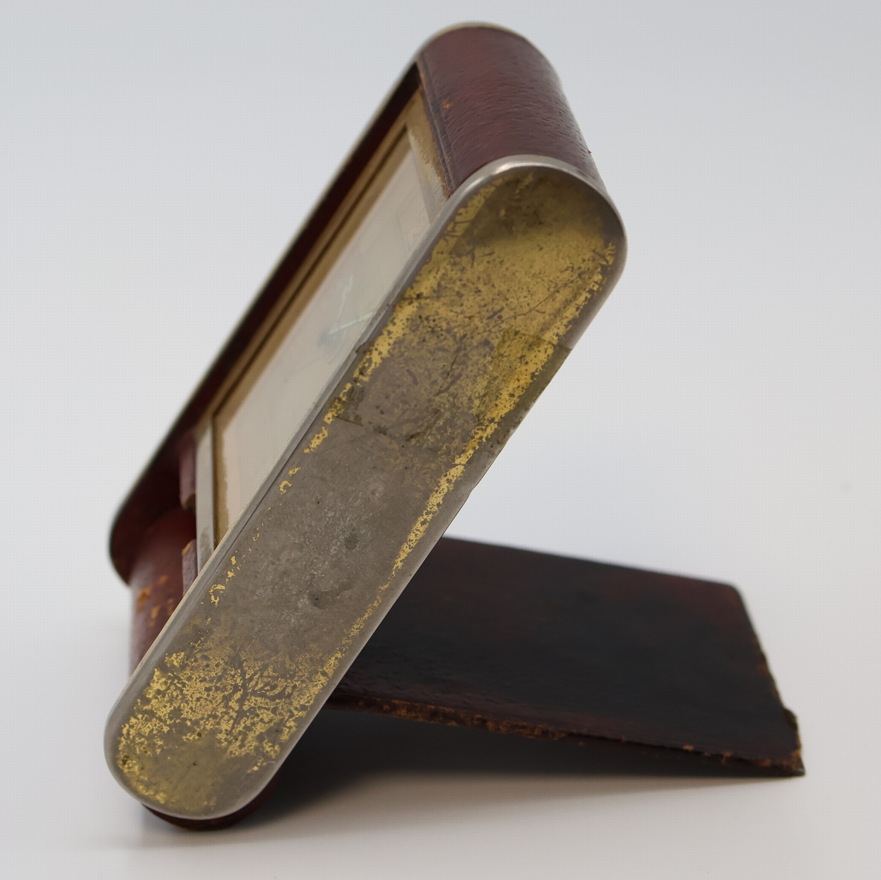 Detail a: Jaeger-LeCoultre 8-Tage Reisewecker, Schweiz um 1935, Kronenaufzug, Leder-bezogenes Metall/Holz-Geh., stark berieb., aufstellbar durch Drehung des ...