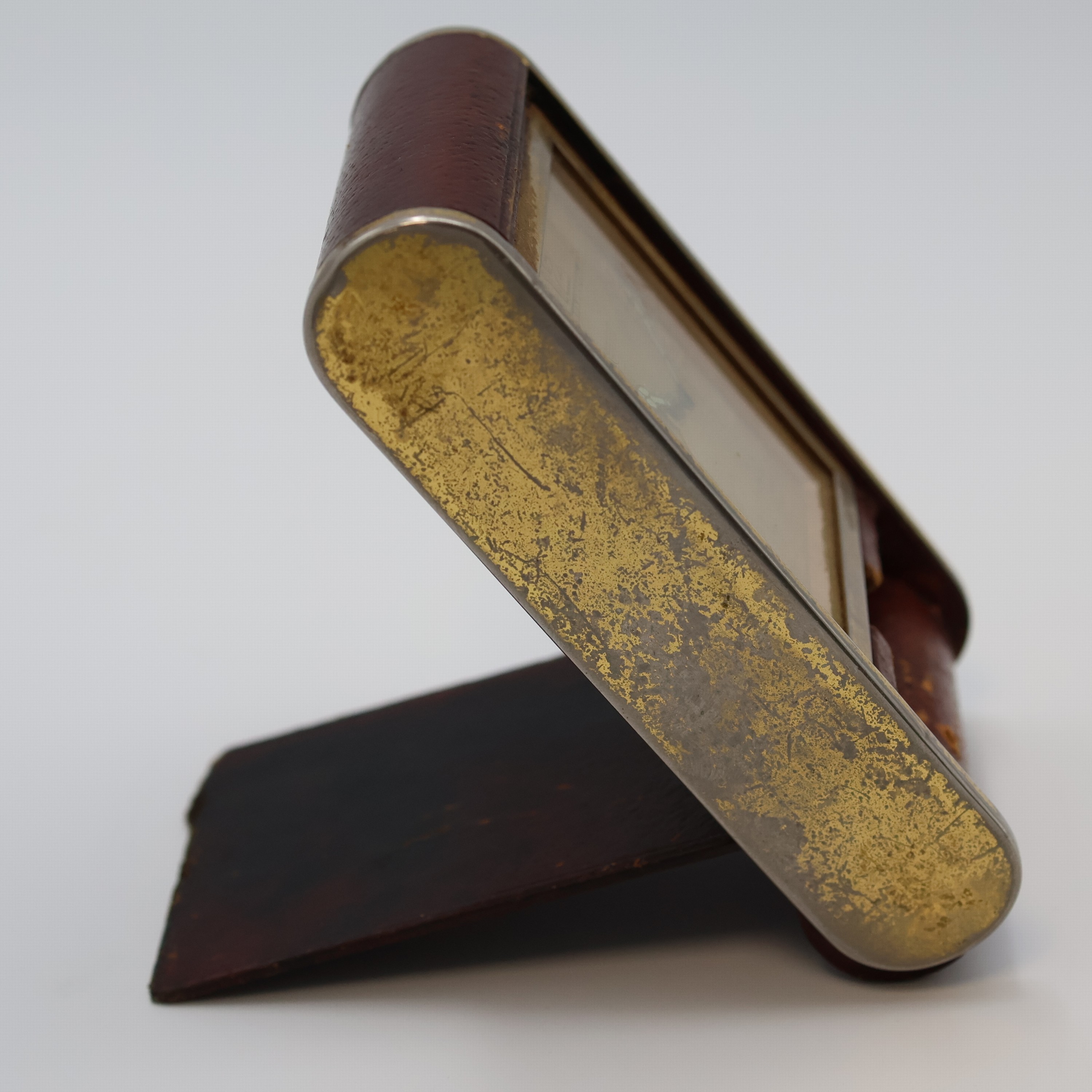 Detail b: Jaeger-LeCoultre 8-Tage Reisewecker, Schweiz um 1935, Kronenaufzug, Leder-bezogenes Metall/Holz-Geh., stark berieb., aufstellbar durch Drehung des ...