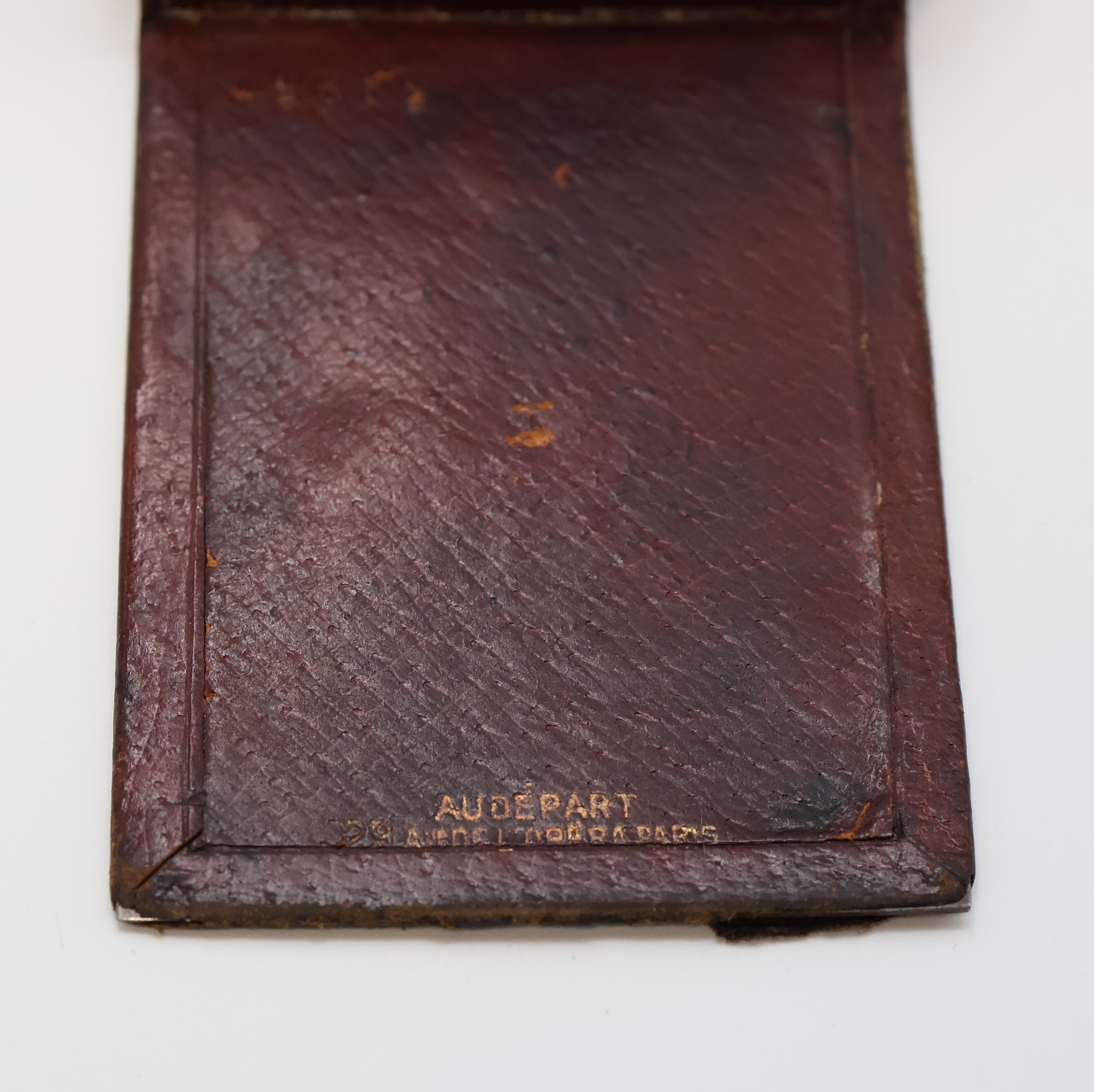 Detail c: Jaeger-LeCoultre 8-Tage Reisewecker, Schweiz um 1935, Kronenaufzug, Leder-bezogenes Metall/Holz-Geh., stark berieb., aufstellbar durch Drehung des ...