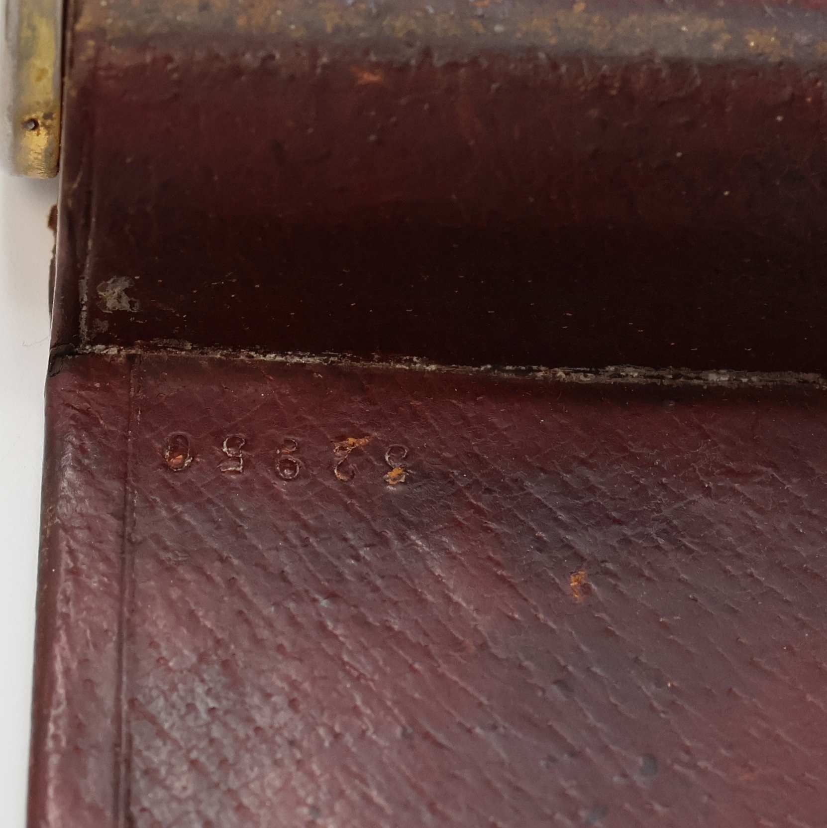 Detail d: Jaeger-LeCoultre 8-Tage Reisewecker, Schweiz um 1935, Kronenaufzug, Leder-bezogenes Metall/Holz-Geh., stark berieb., aufstellbar durch Drehung des ...
