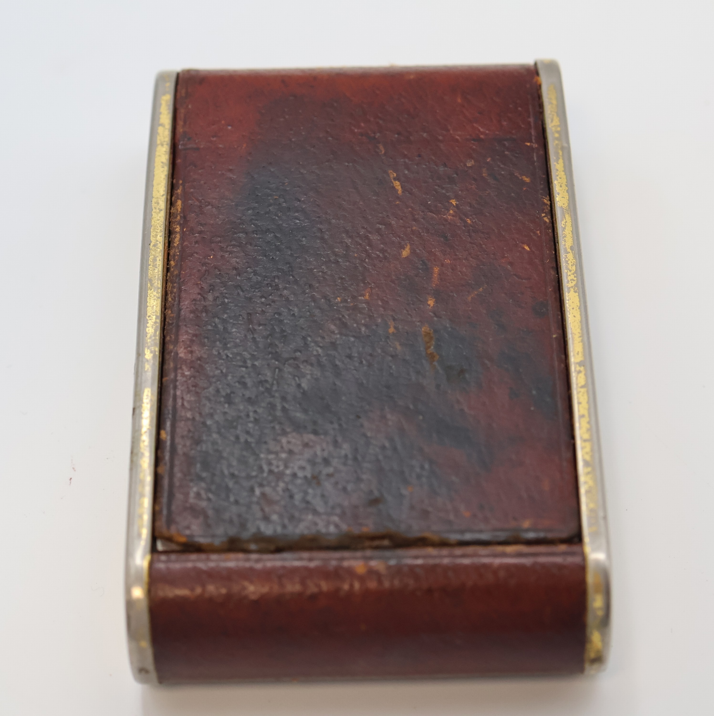 Detail e: Jaeger-LeCoultre 8-Tage Reisewecker, Schweiz um 1935, Kronenaufzug, Leder-bezogenes Metall/Holz-Geh., stark berieb., aufstellbar durch Drehung des ...