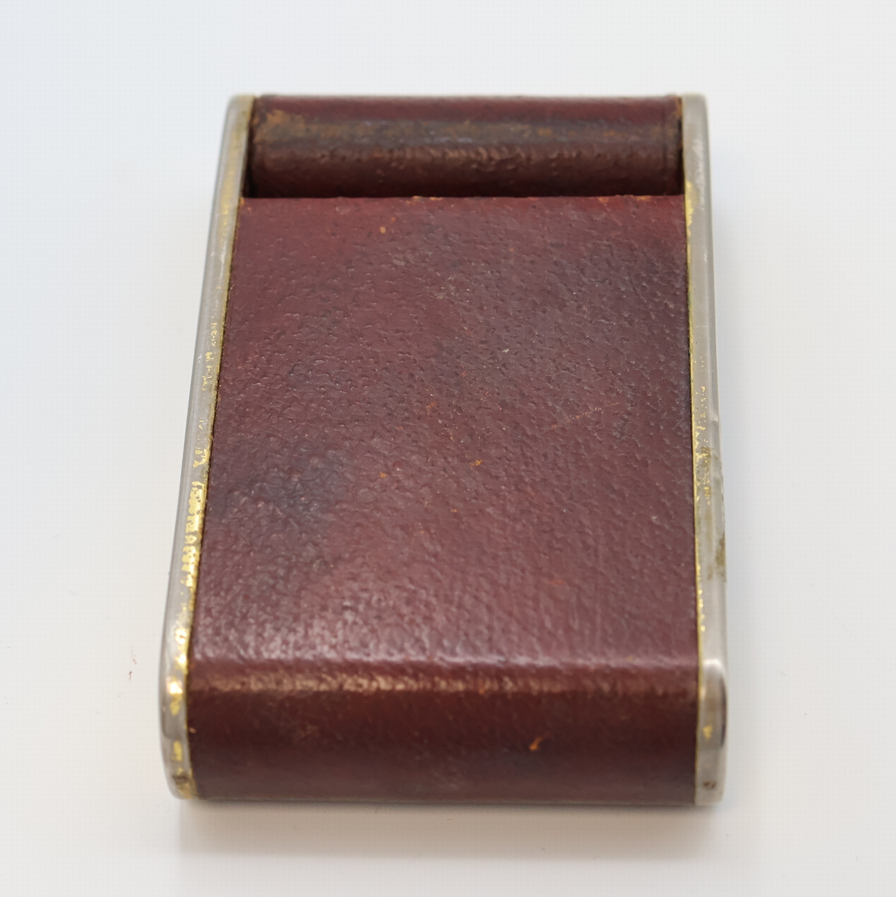 Detail f: Jaeger-LeCoultre 8-Tage Reisewecker, Schweiz um 1935, Kronenaufzug, Leder-bezogenes Metall/Holz-Geh., stark berieb., aufstellbar durch Drehung des ...