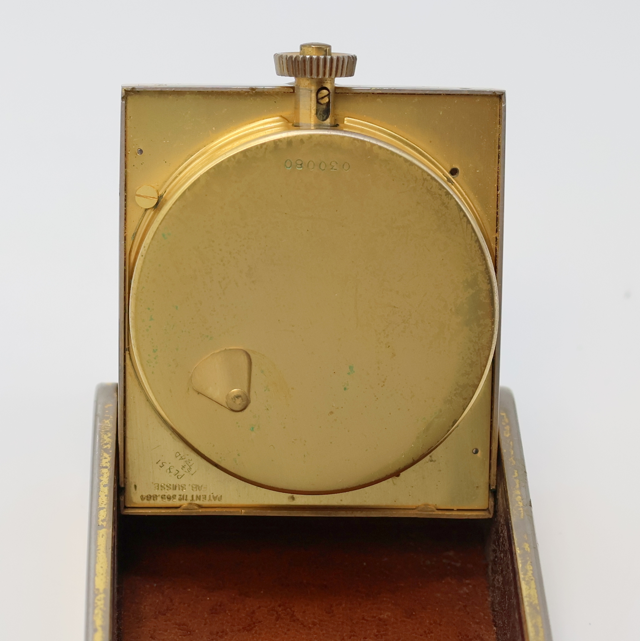 Detail g: Jaeger-LeCoultre 8-Tage Reisewecker, Schweiz um 1935, Kronenaufzug, Leder-bezogenes Metall/Holz-Geh., stark berieb., aufstellbar durch Drehung des ...