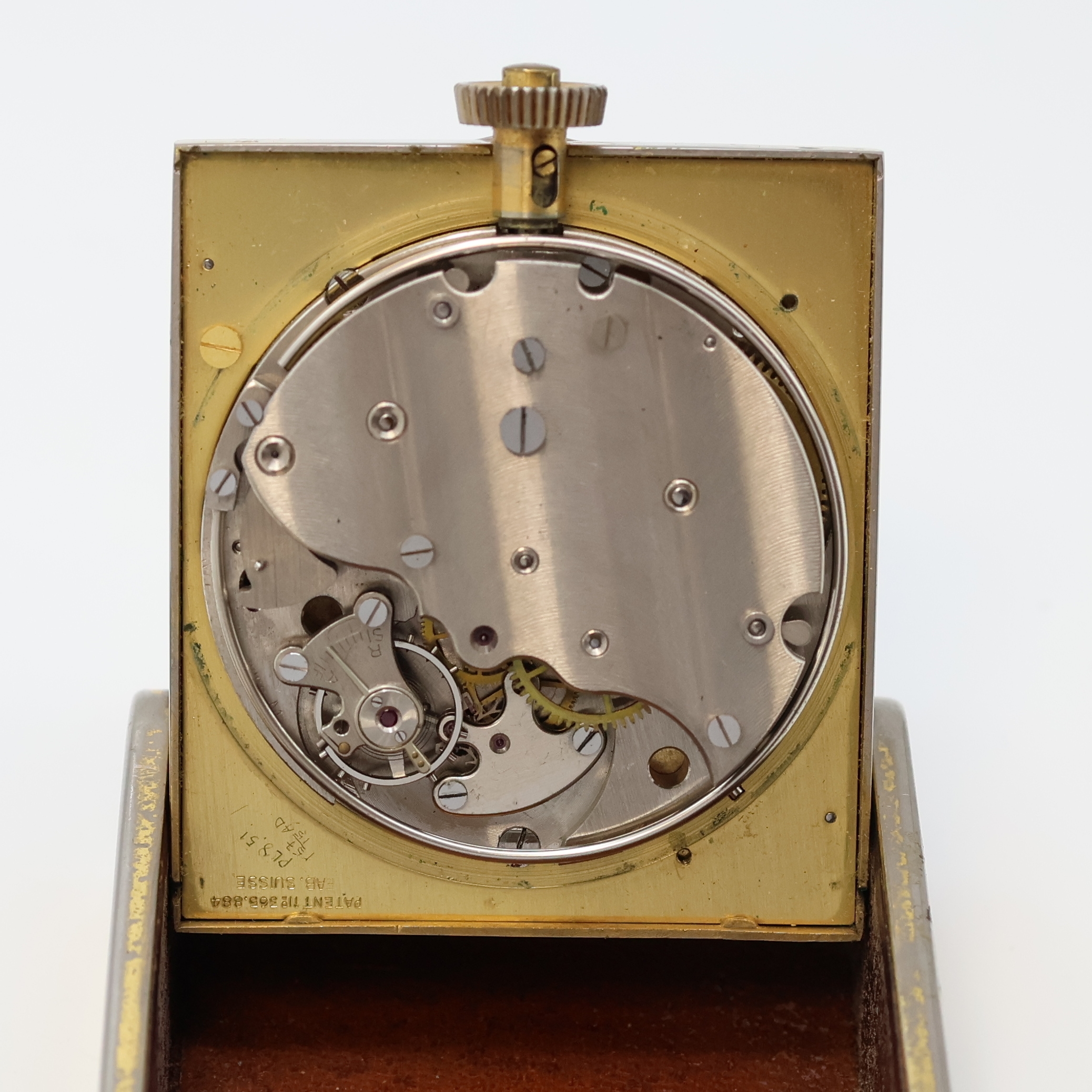 Detail h: Jaeger-LeCoultre 8-Tage Reisewecker, Schweiz um 1935, Kronenaufzug, Leder-bezogenes Metall/Holz-Geh., stark berieb., aufstellbar durch Drehung des ...