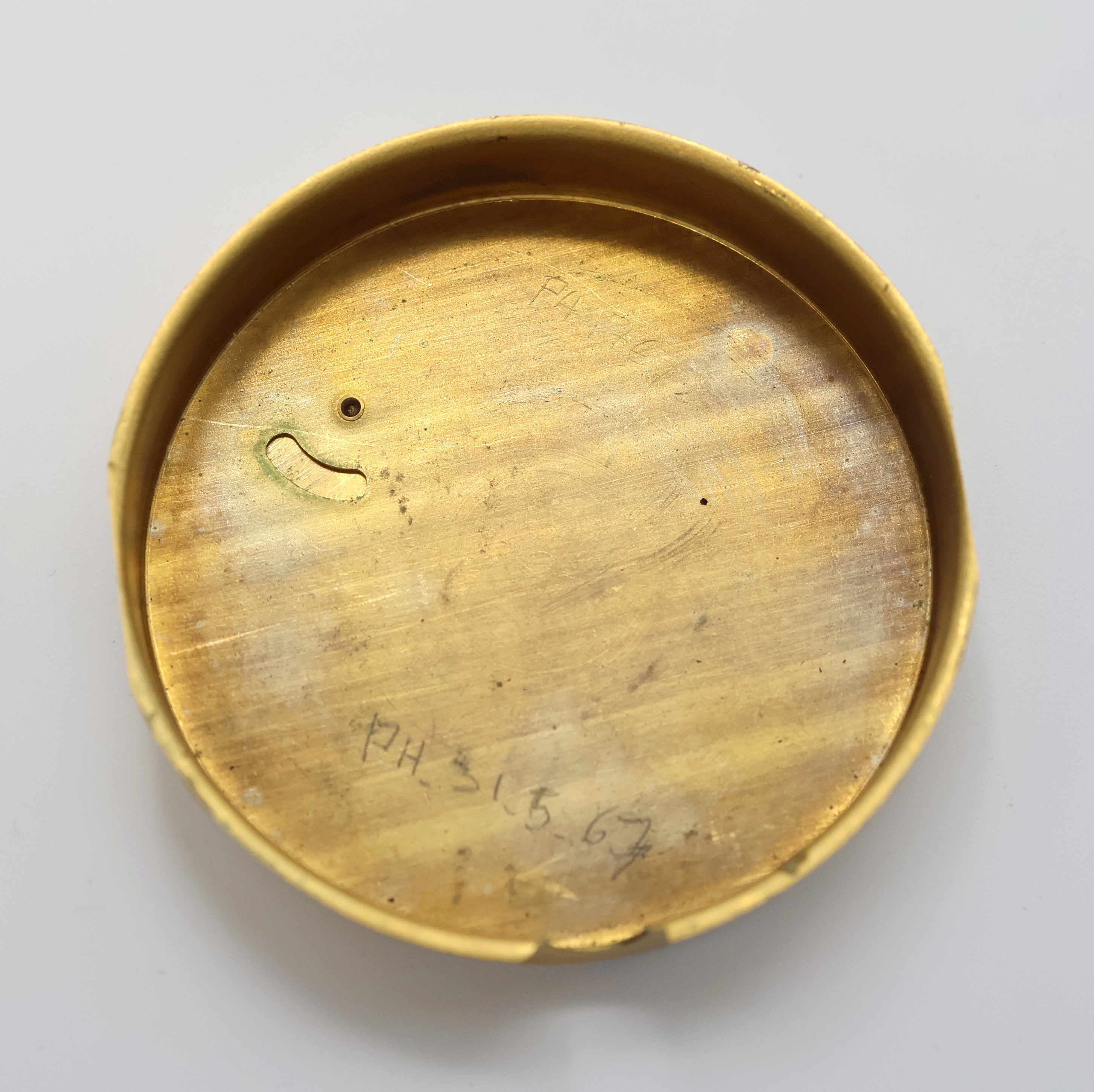 Detail i: Jaeger-LeCoultre 8-Tage Reisewecker, Schweiz um 1935, Kronenaufzug, Leder-bezogenes Metall/Holz-Geh., stark berieb., aufstellbar durch Drehung des ...