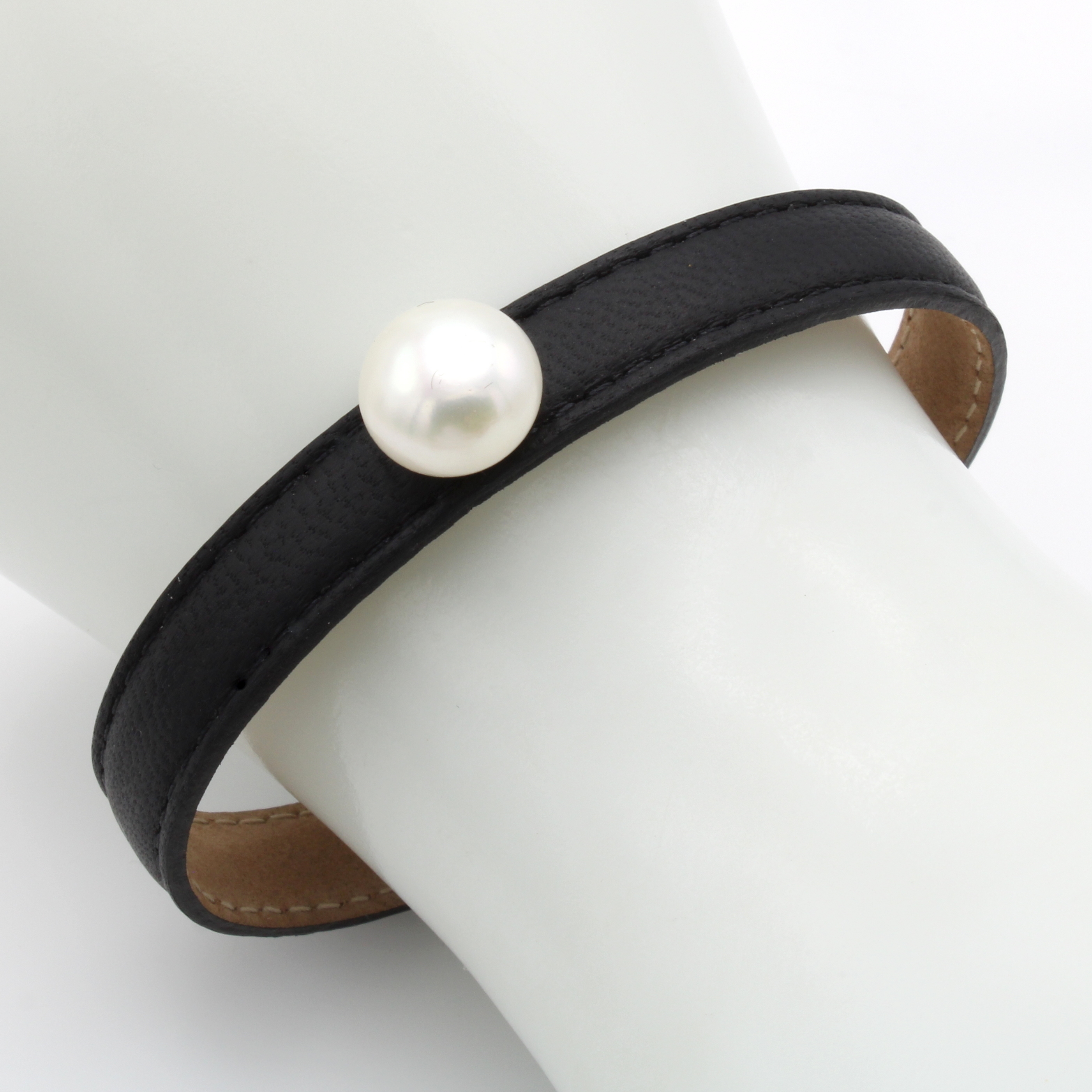Image 26987119 - Armspange mit Süßwasserperle, Endkappen 925er Silber, schwarzes Leder, bouttonf. ...