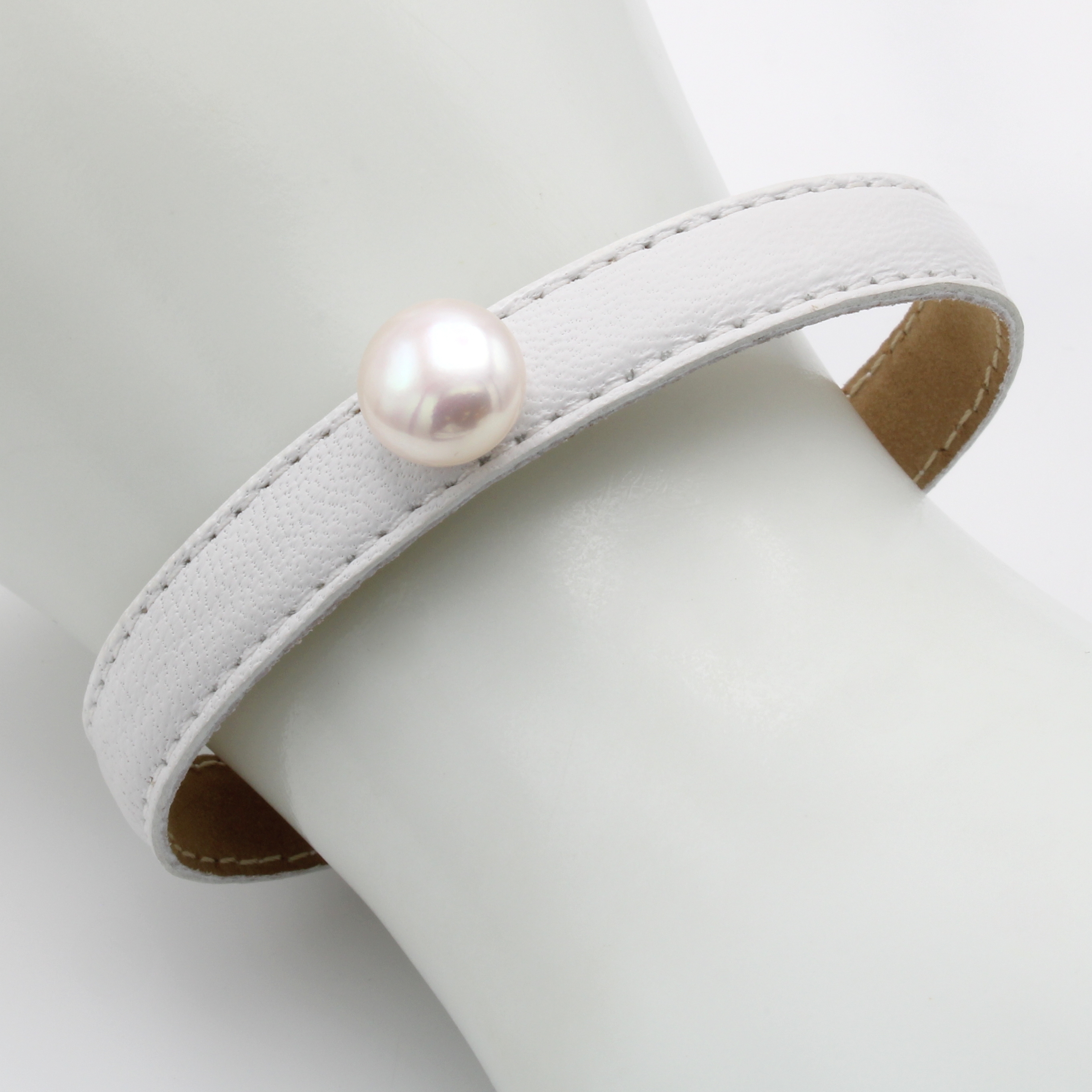 Image 26987121 - Armspange mit Süßwasserperle, Endkappen 925er Silber, weißes Leder, bouttonf. Perle ...