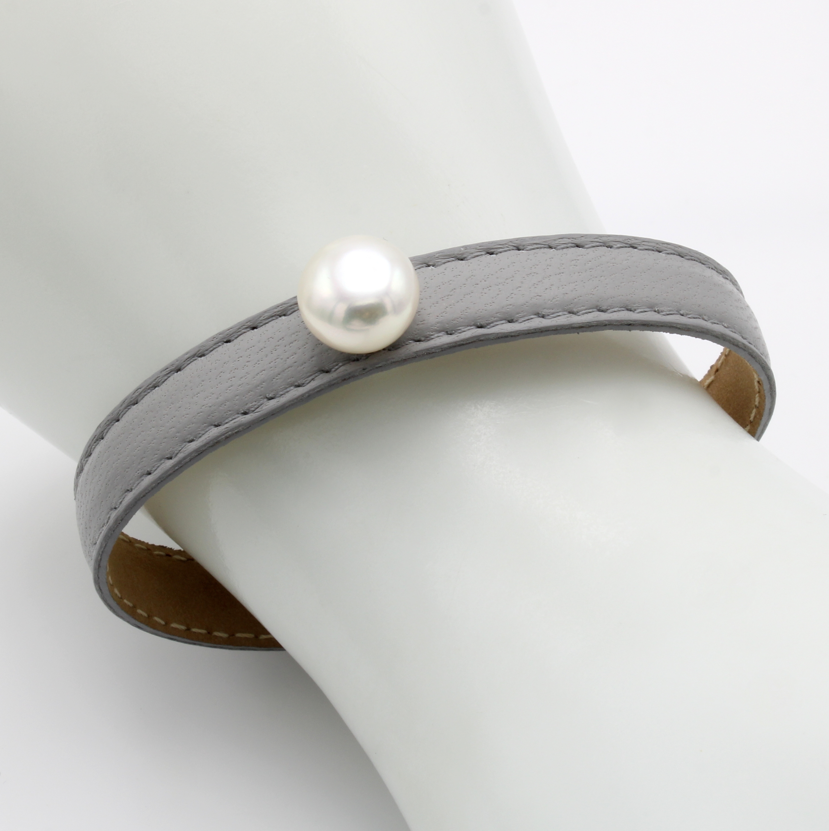 Image 26987122 - Armspange mit Süßwasserperle, Endkappen 925er Silber, graues Leder, bouttonf. Perle ...