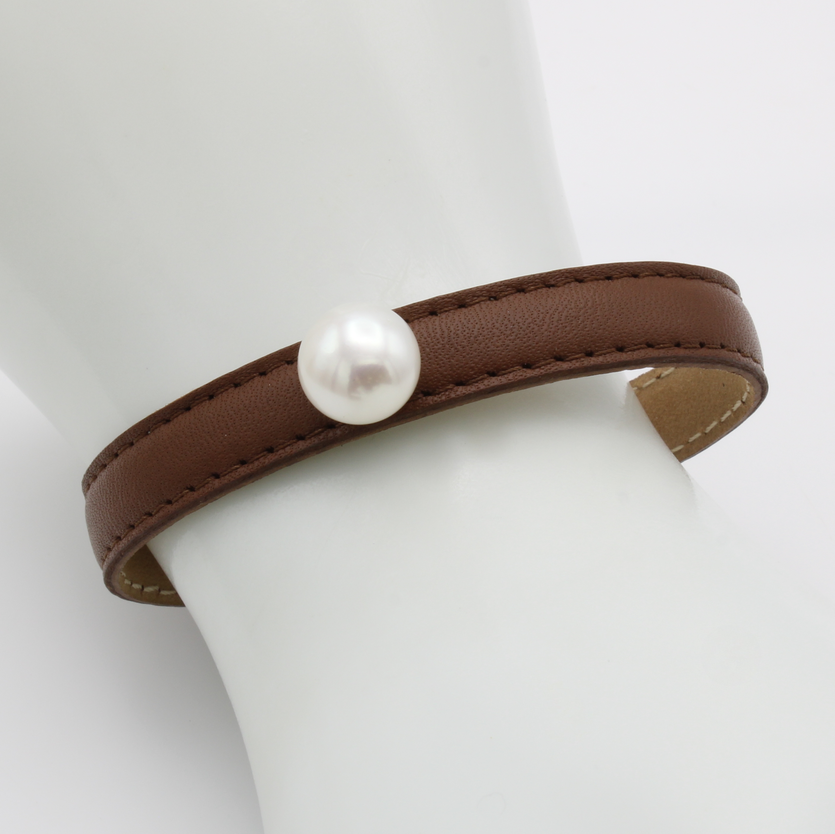Image 26987123 - Armspange mit Süßwasserperle, Endkappen 925er Silber, braunes Leder, bouttonf. Perle ...
