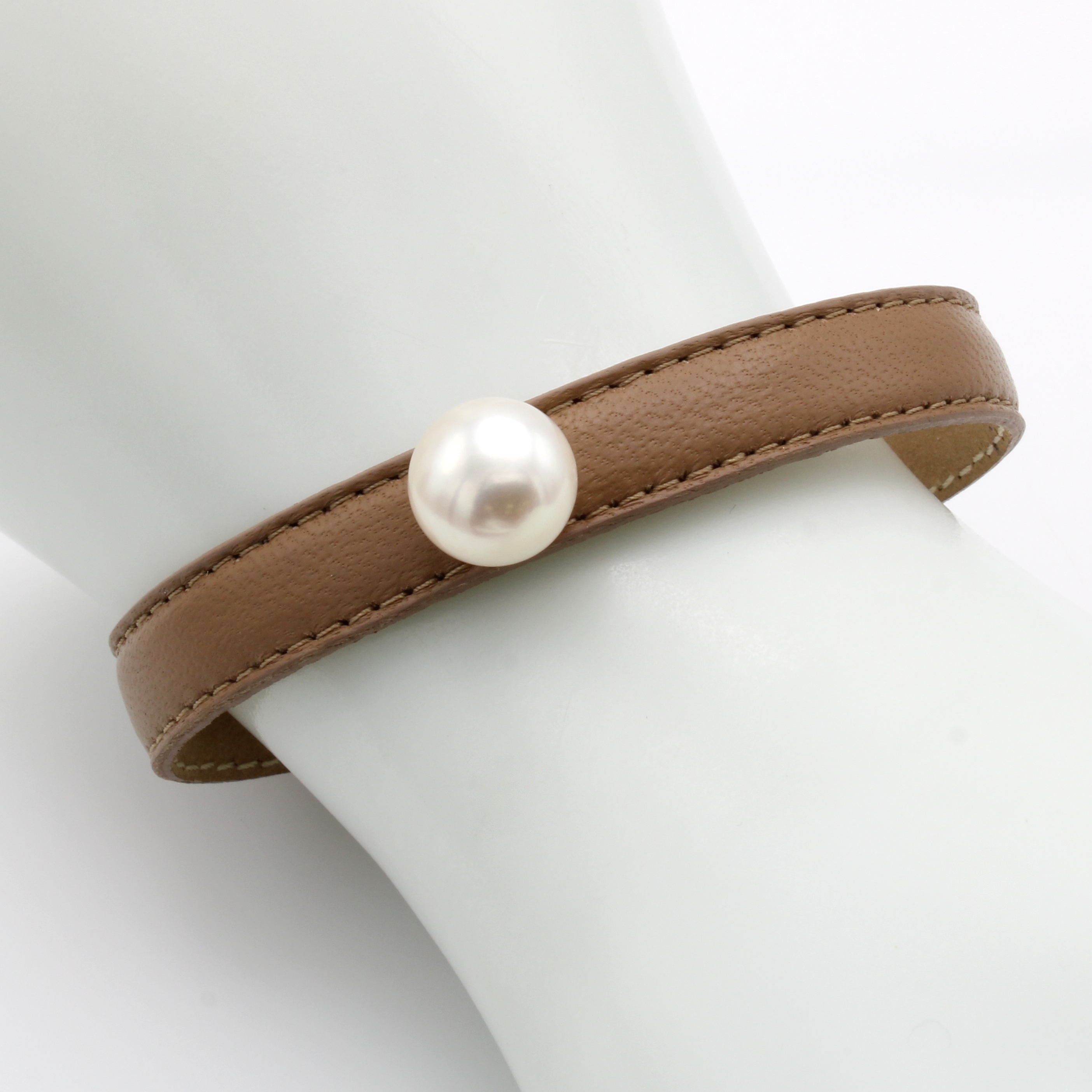 Image 26987124 - Armspange mit Süßwasserperle, Endkappen 925er Silber, hellbraunes Leder, bouttonf. ...