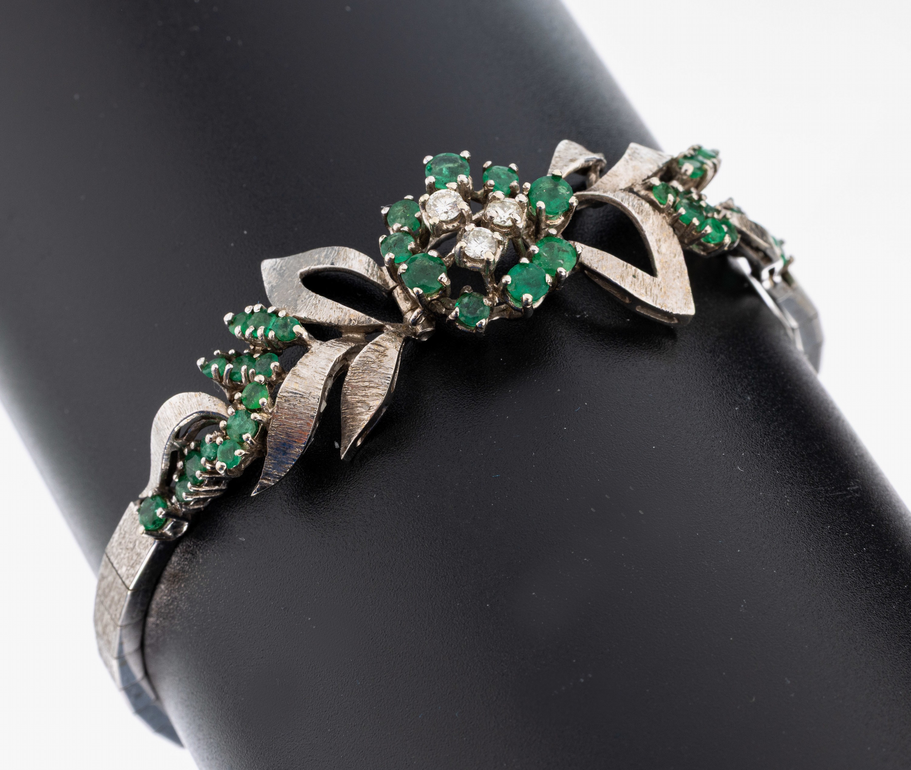 Image 26987185 - 18 kt Gold Brillant-Smaragd-Armband, WG 750/000, Oberfläche fein grav., florales ...