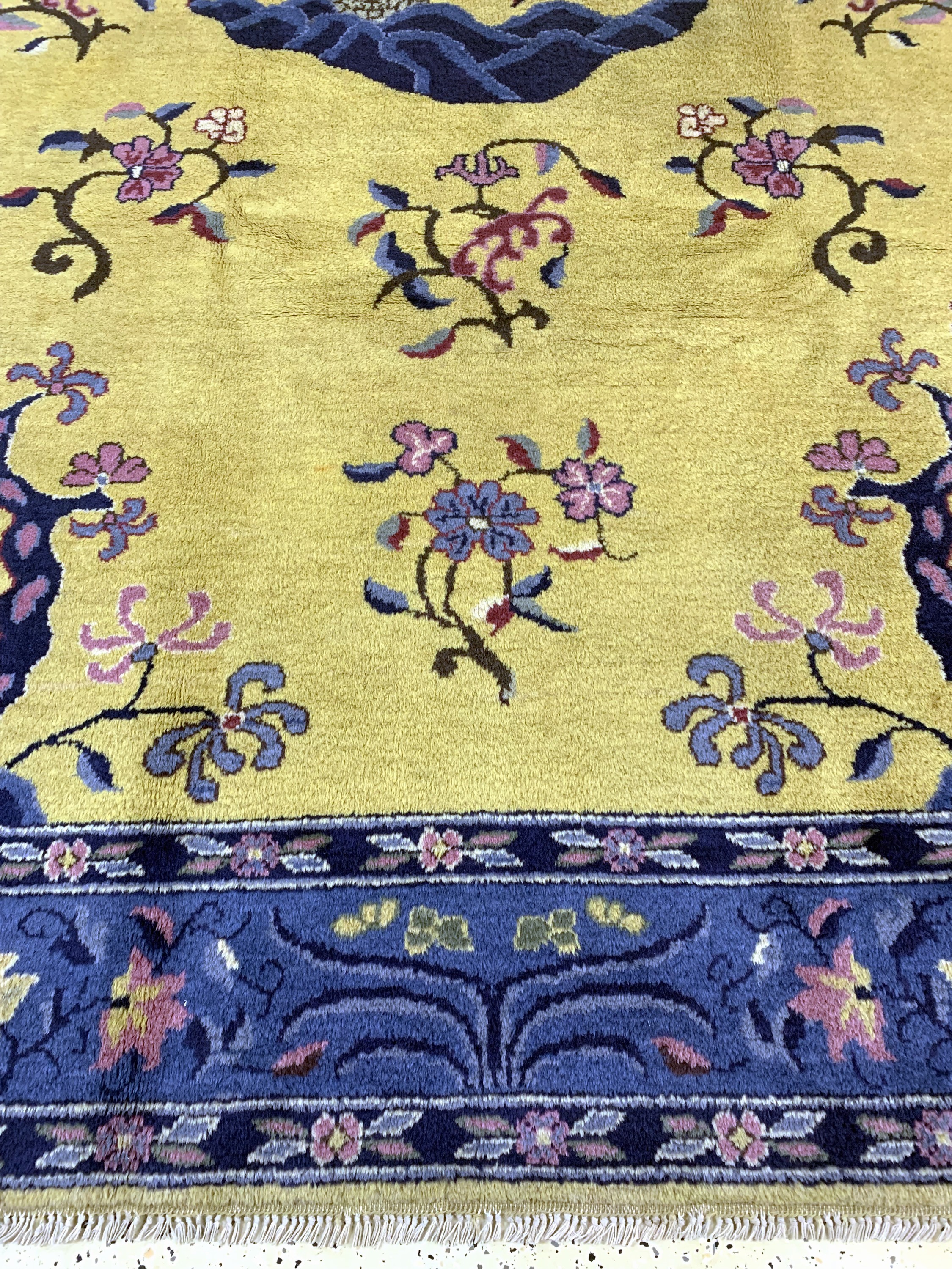 Detail b: Peking alt, Rumänien, Mitte 20.Jhd, Wolle auf Baumwolle, ca. 348 x 246 cm, EHZ: 2, (kleine Mottenfrass).