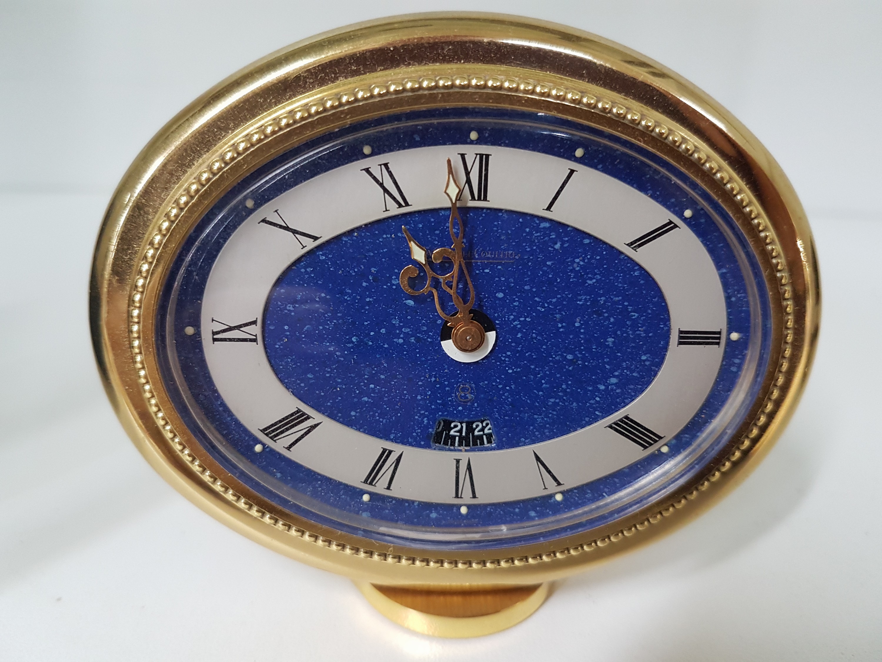 Detail b: Tischuhr Jaeger-LeCoultre, um 1970, vergoldetes Gehäuse, oval liegend, Weckzeit- Fenster über Ziffer 6, mit Tag- und Nachtanzeige im Stundenzeiger, ...