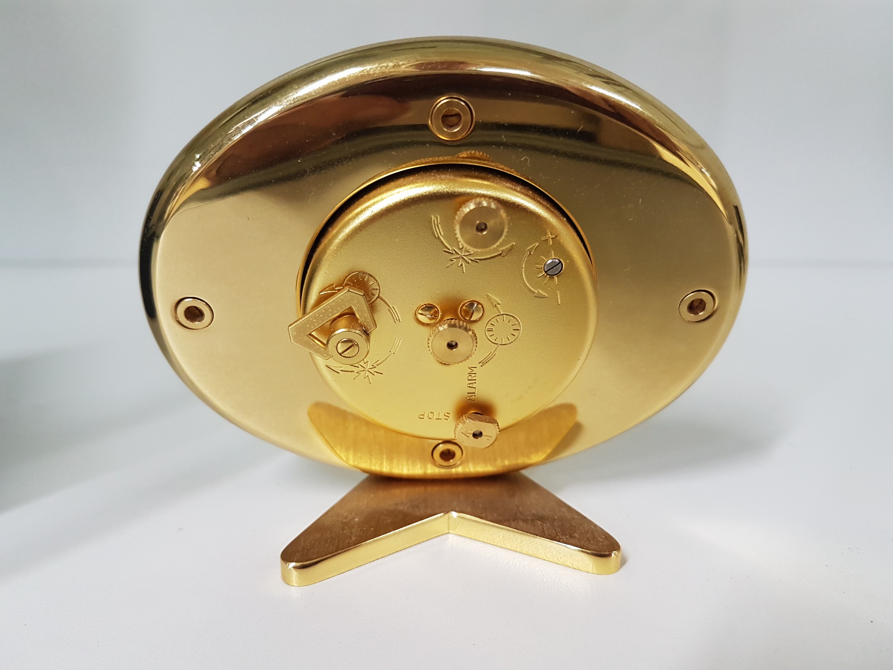 Detail c: Tischuhr Jaeger-LeCoultre, um 1970, vergoldetes Gehäuse, oval liegend, Weckzeit- Fenster über Ziffer 6, mit Tag- und Nachtanzeige im Stundenzeiger, ...