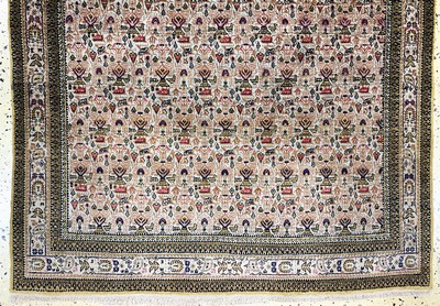 26987262c - Ghom Seide alt, Persien, Mitte 20.Jhd, reine Naturseide, ca. 159 x 108 cm, leicht ...