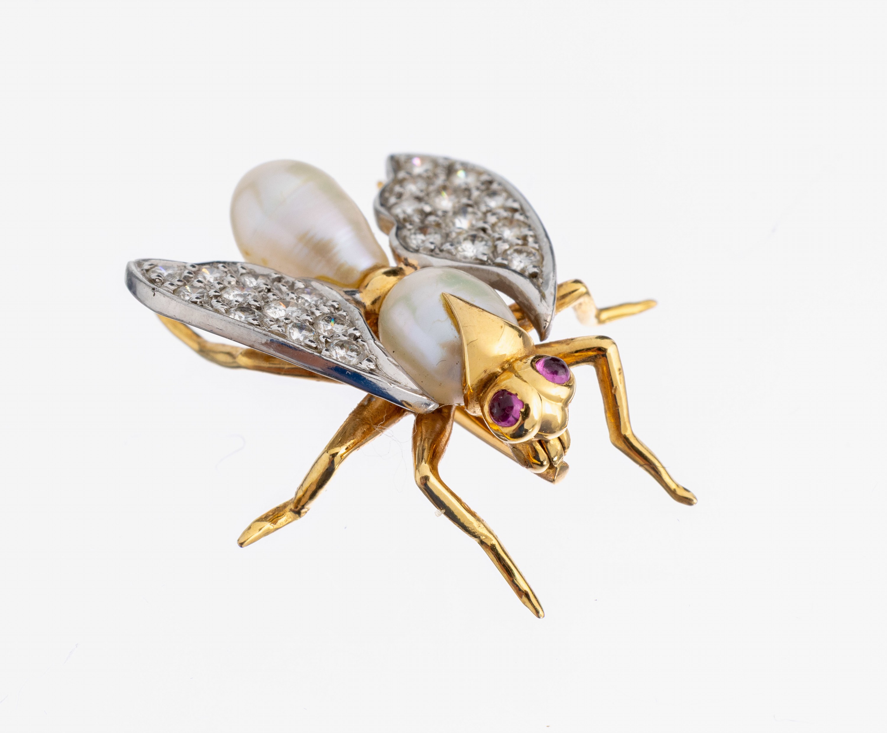18 kt Gold Brillant-Perl-Rubin-Brosche, GG/WG 750/000, Darstellung eines Insekts, Flügel WG 22 Brillanten zus. ca. 0.20 ct Weiß/si, Körper 2 ...