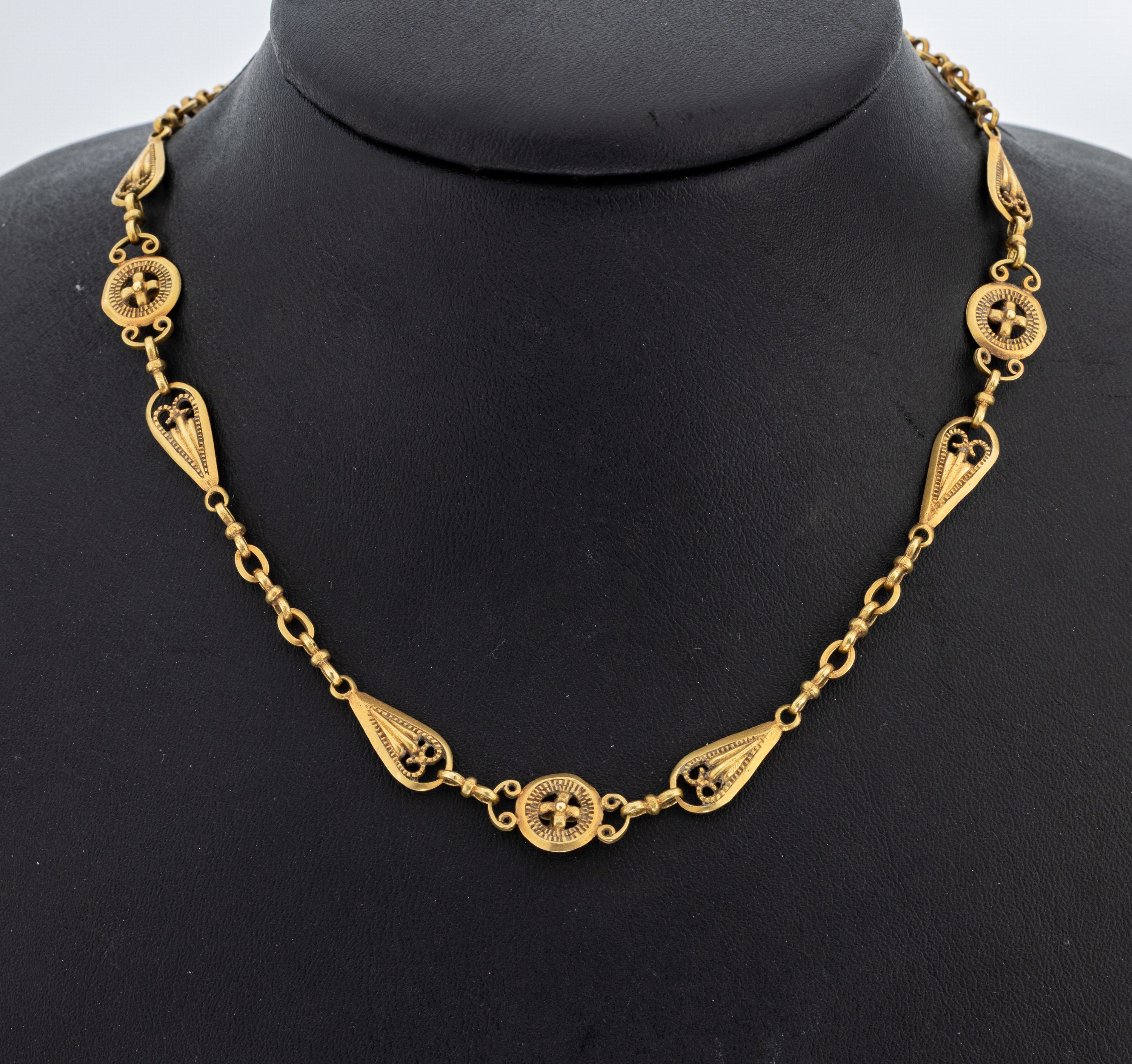 18 kt Gold Collier, GG 750/000 gepr., rundeund tropfenf. Glieder mit Filigranarbeit, L. ca. 60 cm, Federringschließe, ca. 34.4 g, zusätzliche ...