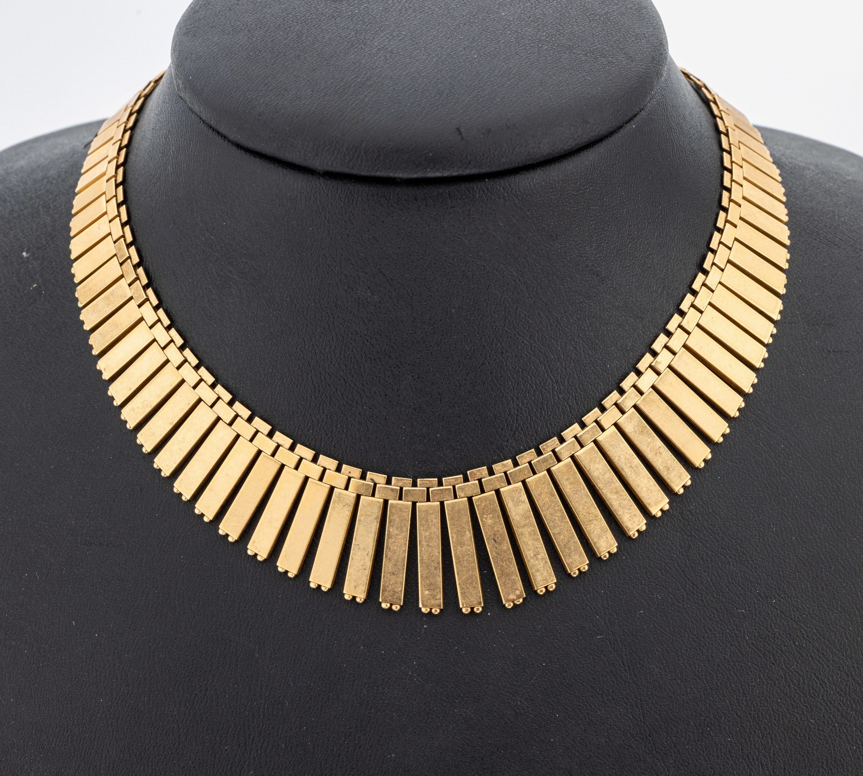18 kt Gold Collier, GG 750/000, im Verlauf bewegl. abgehängte Stäbchen, L. ca. 44 cm, Kastenschloss mit Sicherheitsacht, ca. 48.3 g