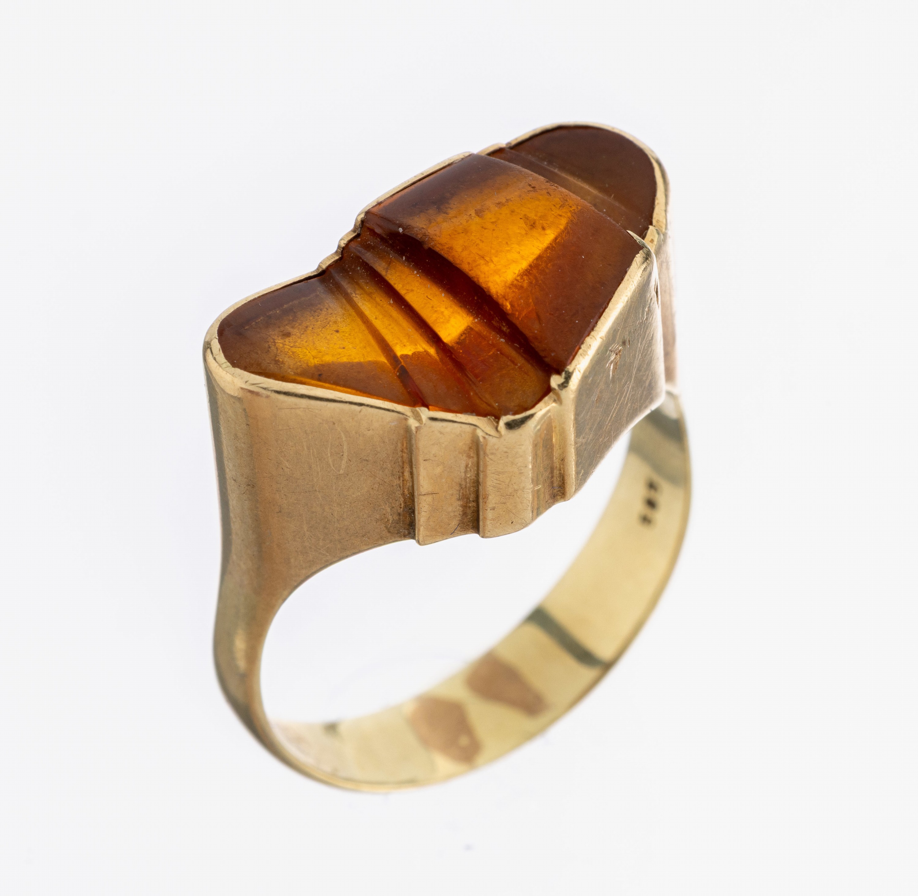 14 kt Gold Bernstein-Ring, GG 585/000, außergewöhnliche Gestaltung, abstrakt geformter Bernstein, RW 58, ca. 5.9 g