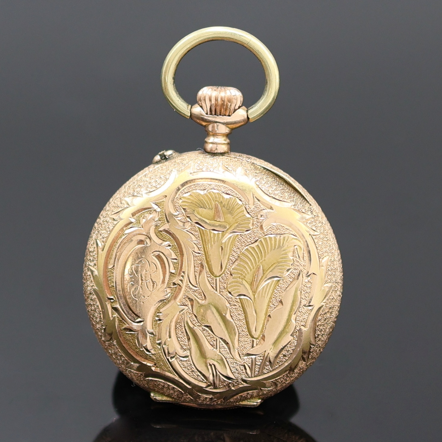Detail a: Kleine Damensavonette in RG 585/000, Schweiz um 1900, floral verziertes u. reich grav. 2- Deckel Goldgeh., verg. Metallcuvette, Emailzifferbl. m. ...