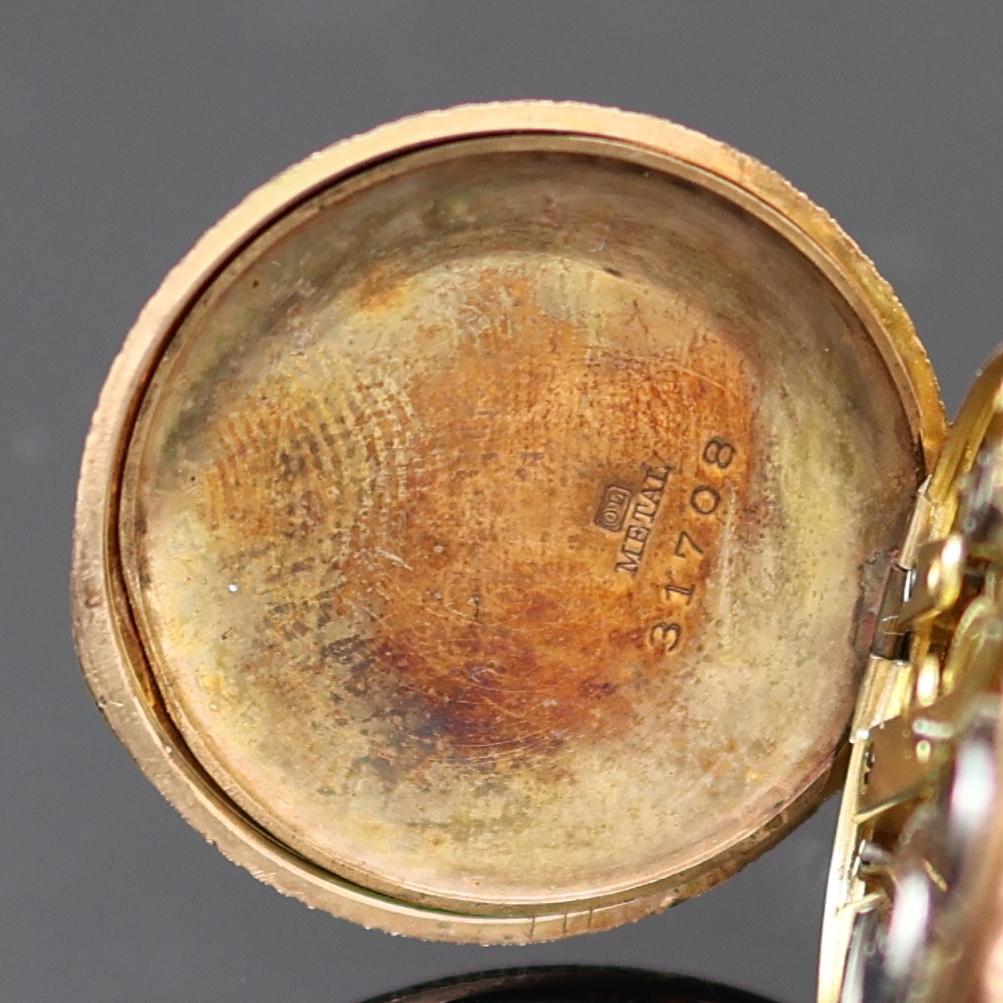 Detail d: Kleine Damensavonette in RG 585/000, Schweiz um 1900, floral verziertes u. reich grav. 2- Deckel Goldgeh., verg. Metallcuvette, Emailzifferbl. m. ...