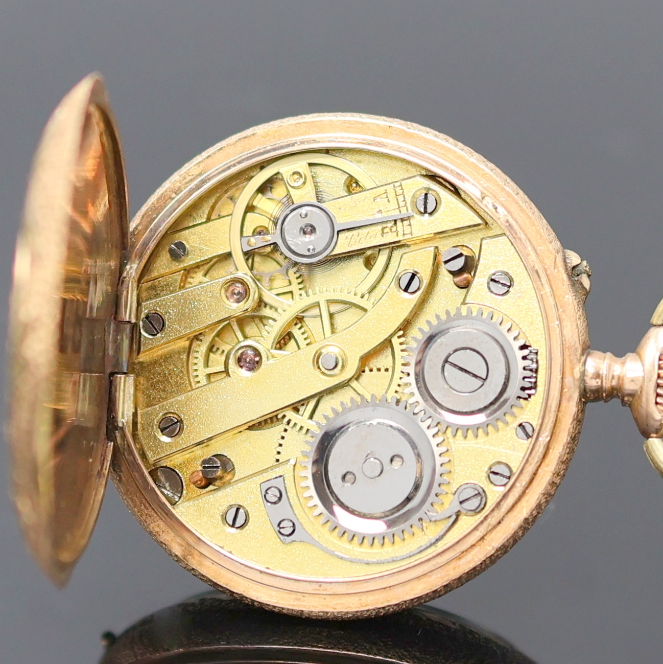 Detail e: Kleine Damensavonette in RG 585/000, Schweiz um 1900, floral verziertes u. reich grav. 2- Deckel Goldgeh., verg. Metallcuvette, Emailzifferbl. m. ...