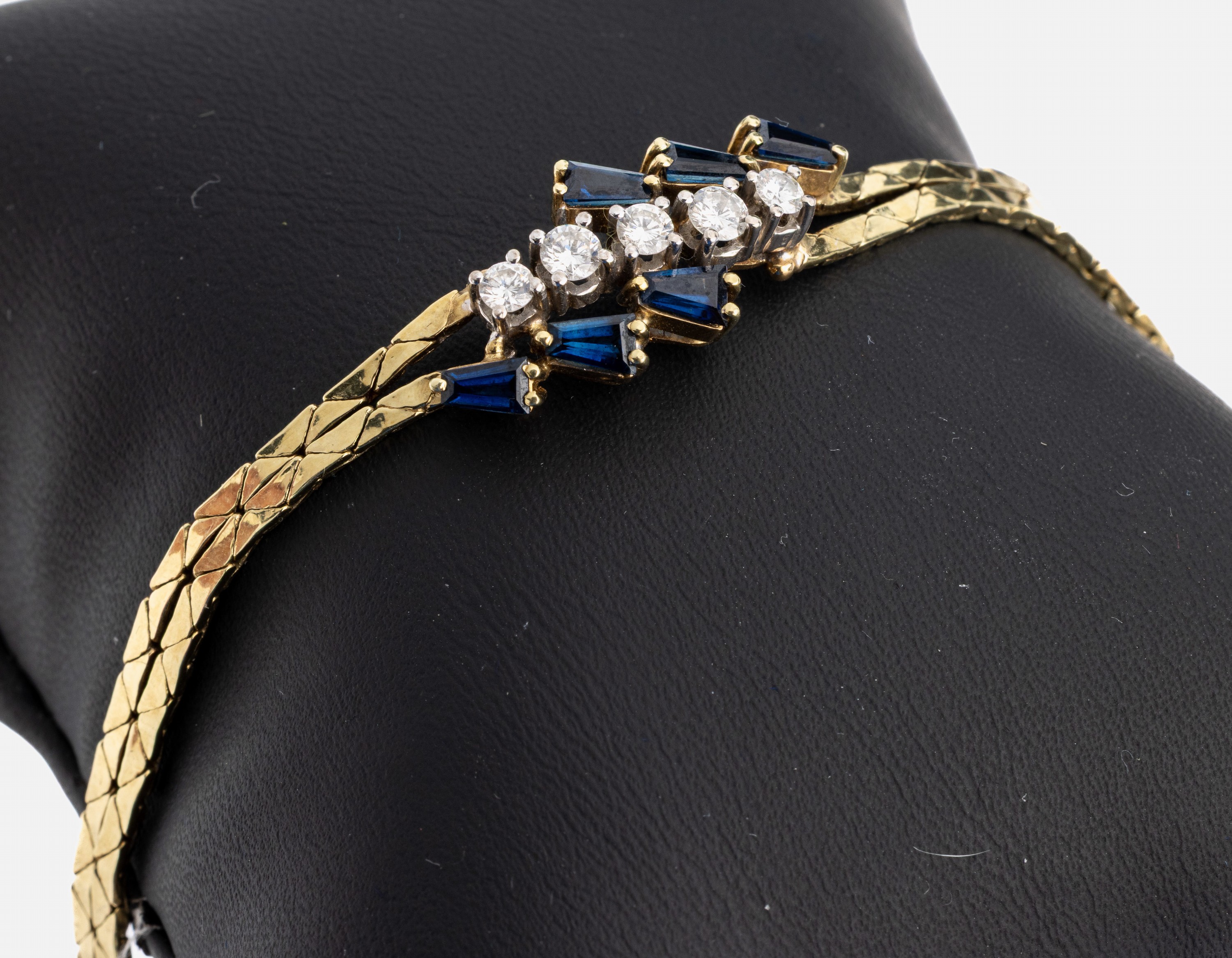 14 kt Gold Saphir-Brillant-Armband, GG/WG 585/000 gepr., Mittelteil asymm., 6 Saphir- Trapeze zus. ca. 0.80 ct, 5 Brillanten zus. ca. 0.40 ct ...