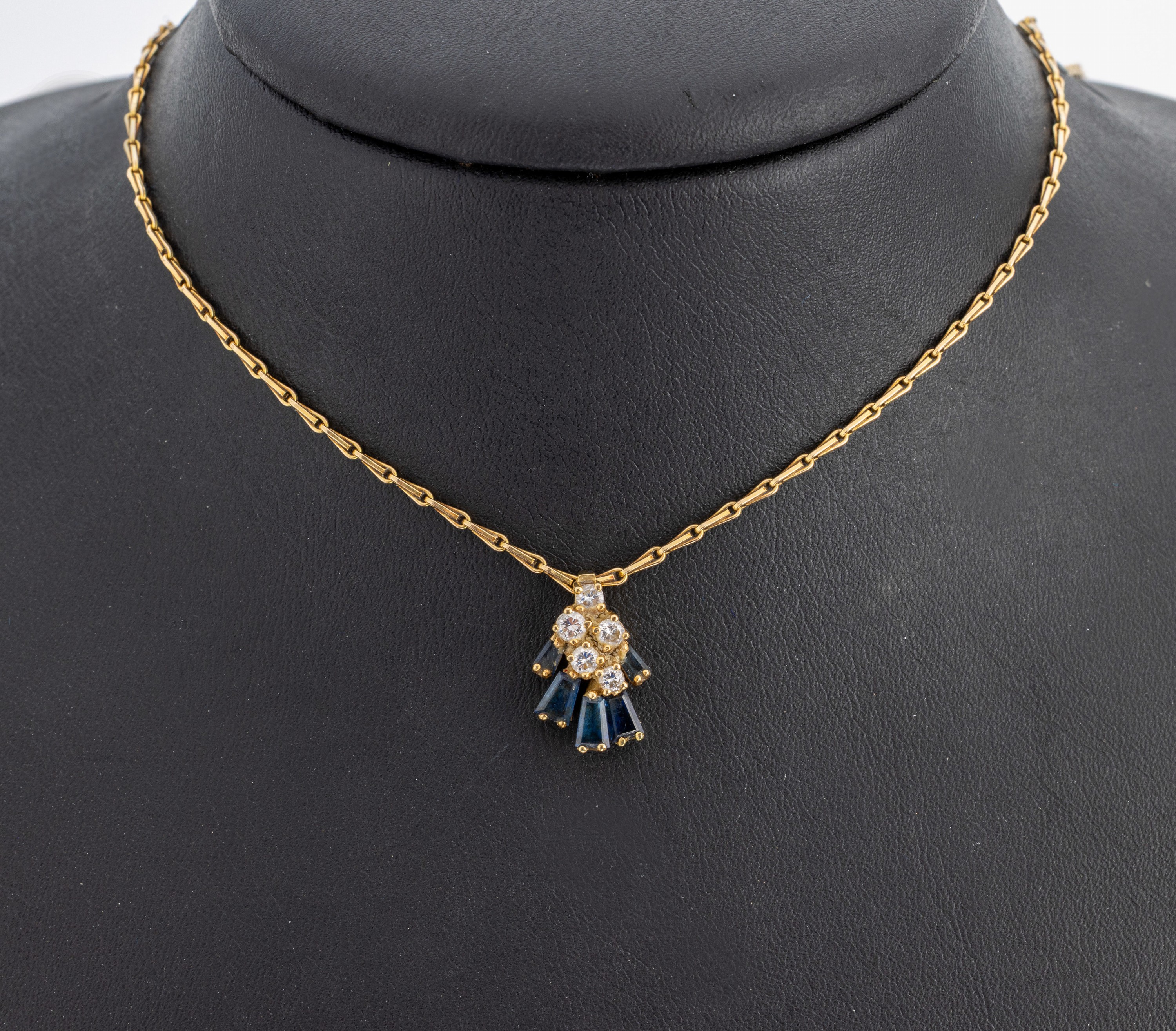 18 kt Gold Saphir-Brillant-Anhänger, GG 750/000, 5 Saphir-Trapeze ca. 0.55 ct, 5 Brillanten zus. ca. 0.25 ct Weiß/si, an Kette,GG 585/000, L. ca. ...