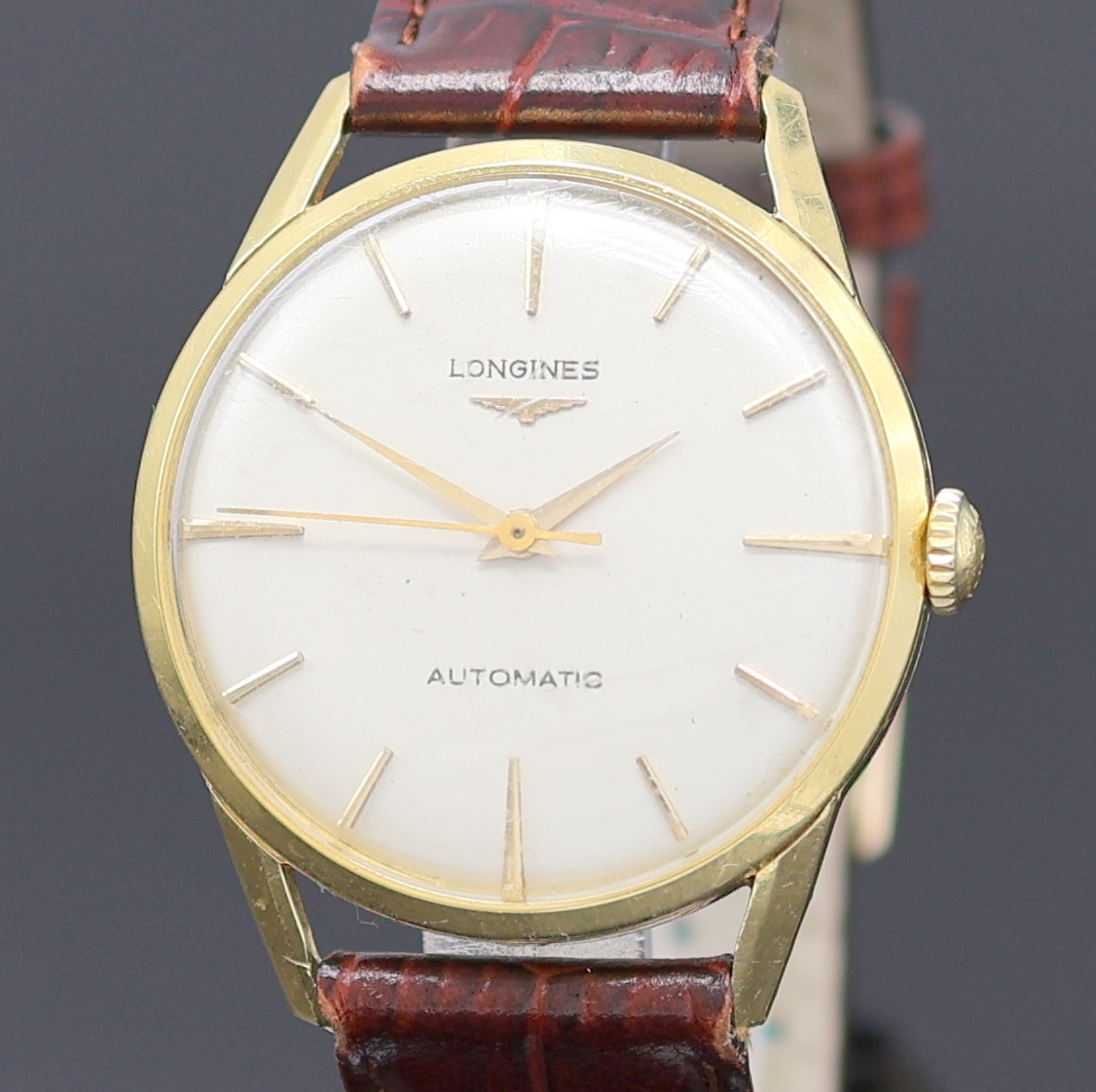 Detail a: LONGINES Flagship Herrenarmbanduhr in GG 750/000 Referenz 1403, Schweiz um 1965, Automatik, Boden m. Relief-Darst. eines Segelschiffs u. Glasrand ...